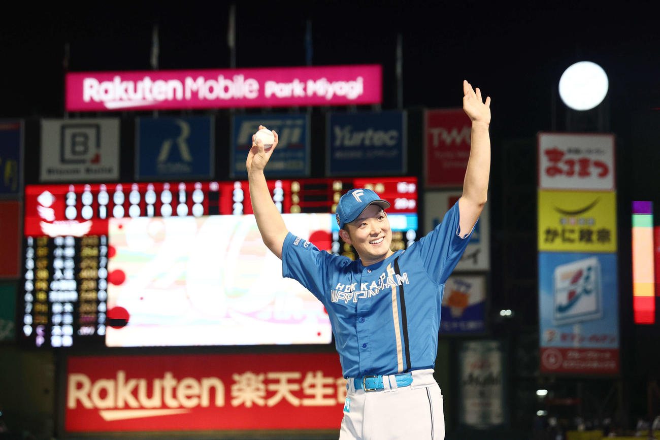 楽天対日本ハム　楽天に勝利し、初セーブを果たし観客席からの声援に応える斎藤（撮影・河田真司）