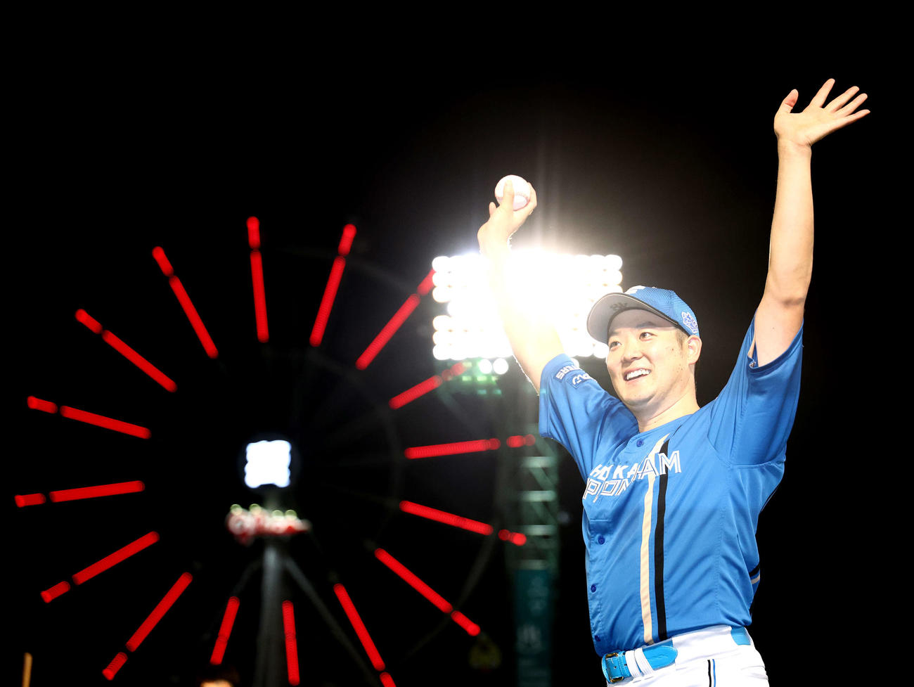 楽天対日本ハム　楽天に勝利し、初セーブを果たし観客席からの声援に応える斎藤（撮影・河田真司）