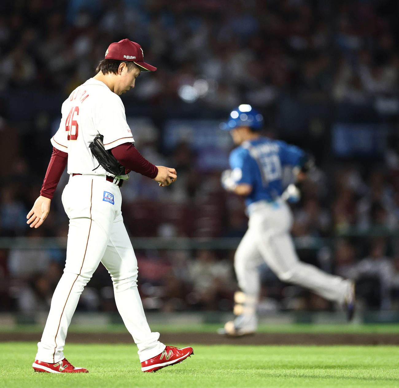 楽天対日本ハム　8回表日本ハム1死、清宮に右越えソロ本塁打を浴びる藤平（撮影・河田真司）