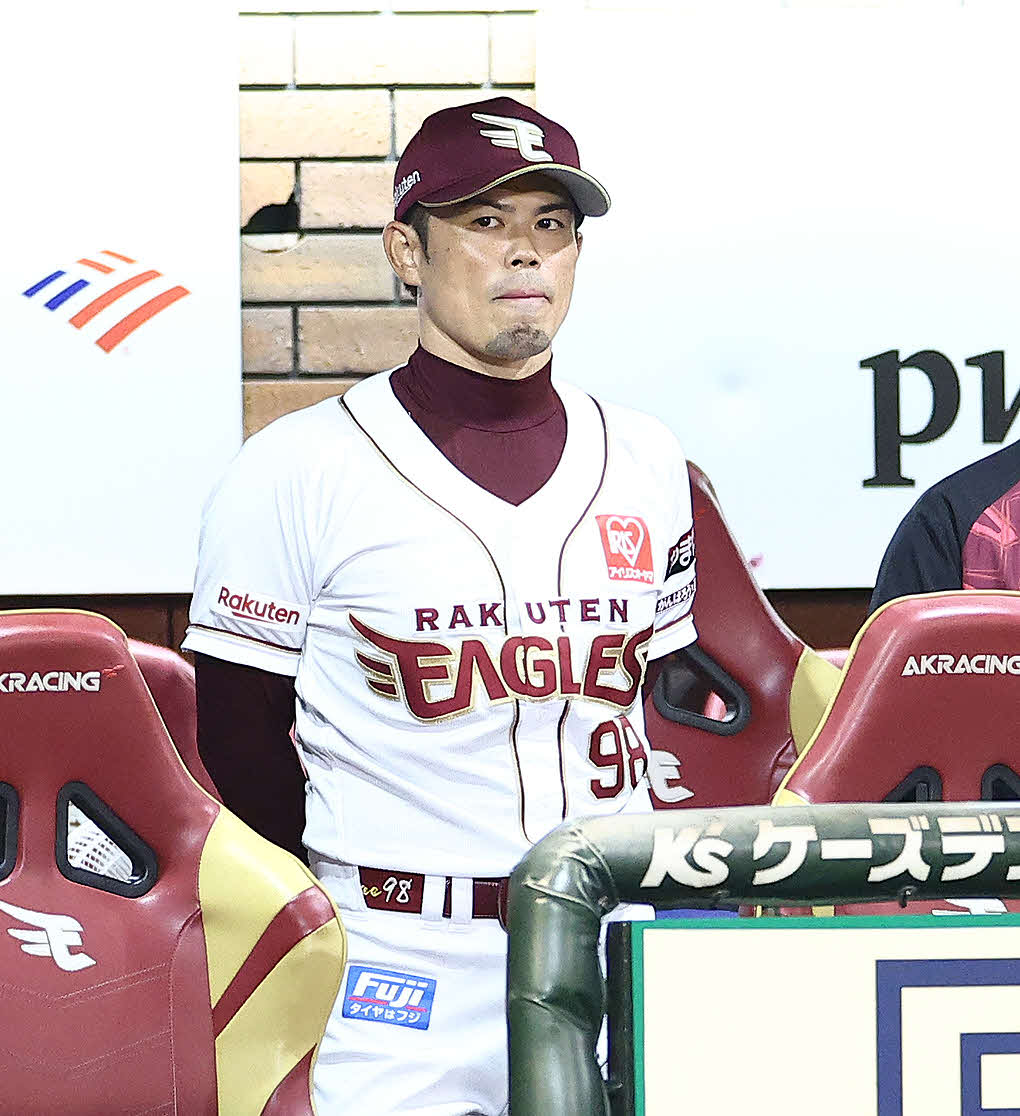 楽天対日本ハム　9回裏、戦況を見守る今江監督（撮影・河田真司）