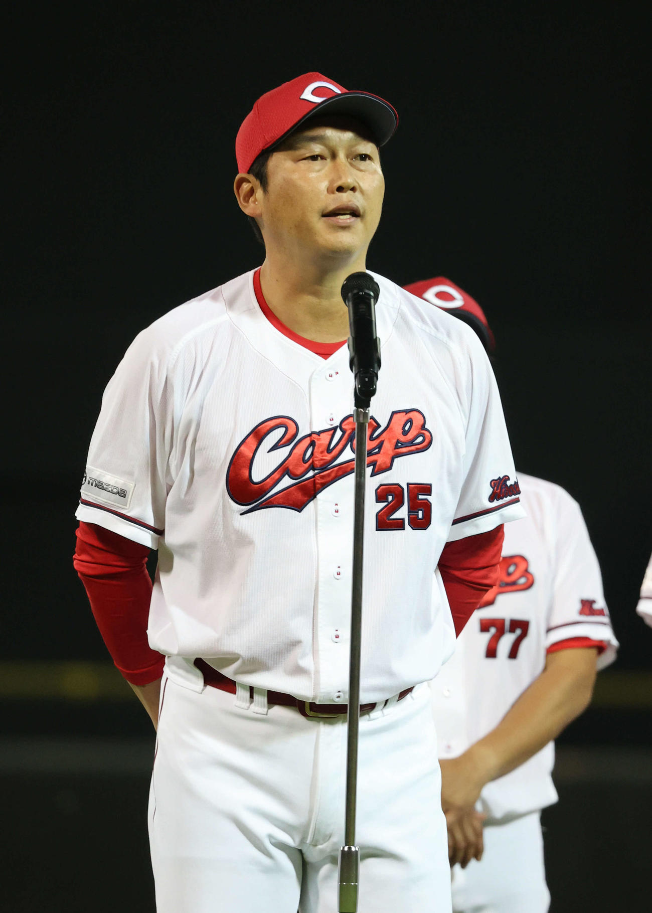広島対ヤクルト　今季最終戦を終えあいさつする新井監督（撮影・加藤孝規）