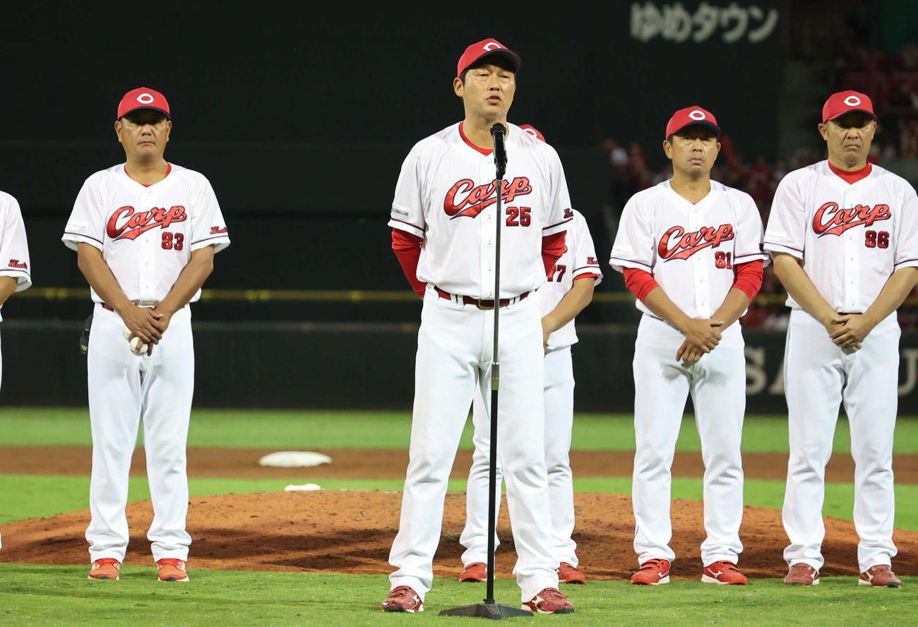 広島対ヤクルト　今季最終戦を終えあいさつする新井監督（撮影・加藤孝規）