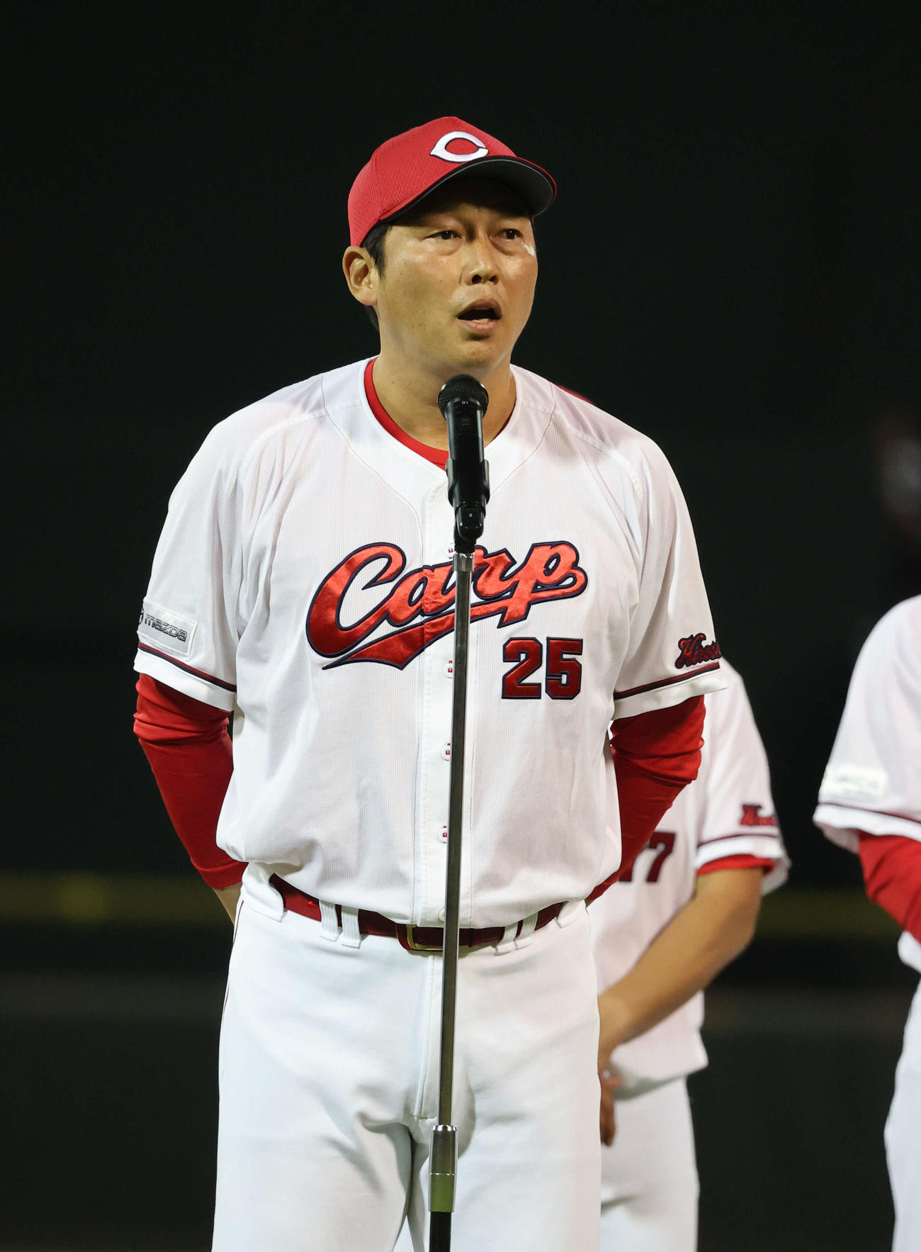 広島対ヤクルト　今季最終戦を終えあいさつする新井監督（撮影・加藤孝規）