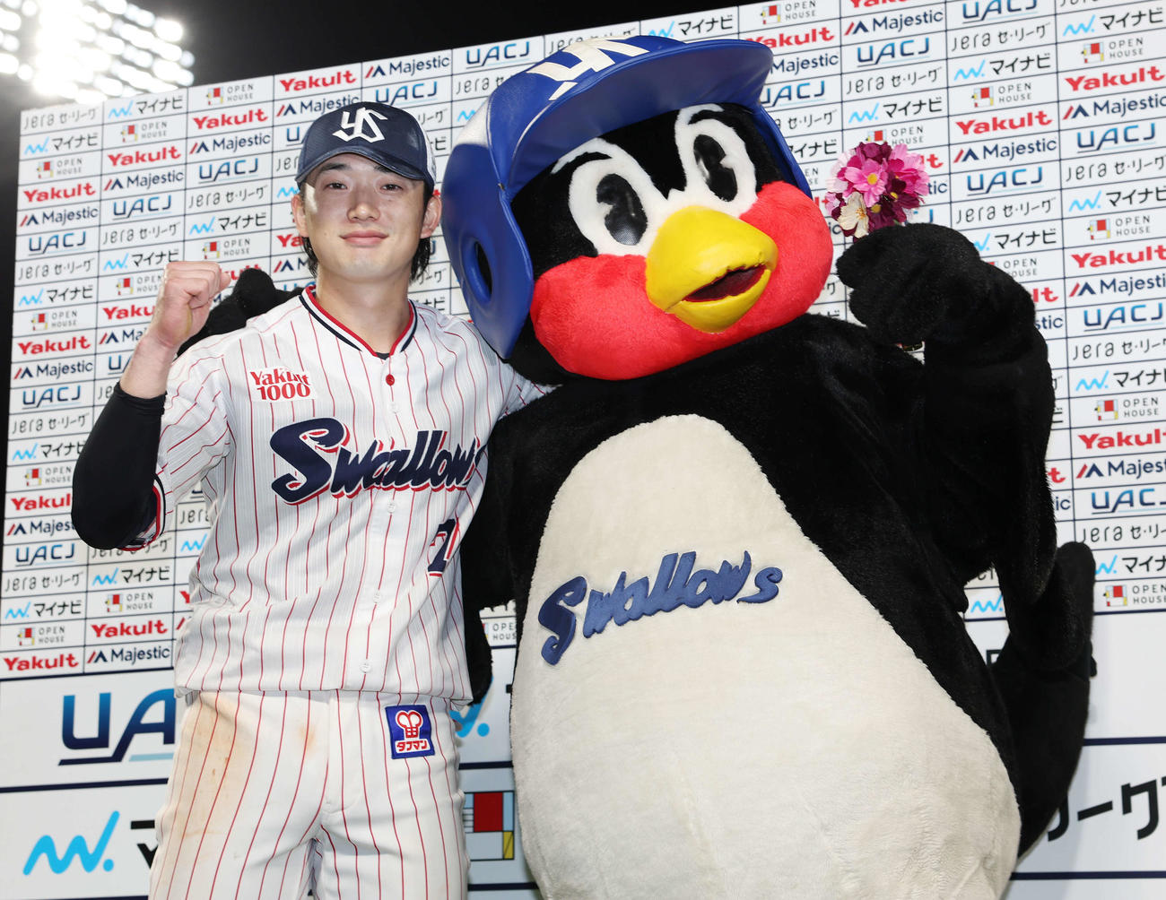 ヤクルト対巨人　笑顔でガッツポーズするヤクルト長岡（左）とつば九郎（2024年9月29日撮影）