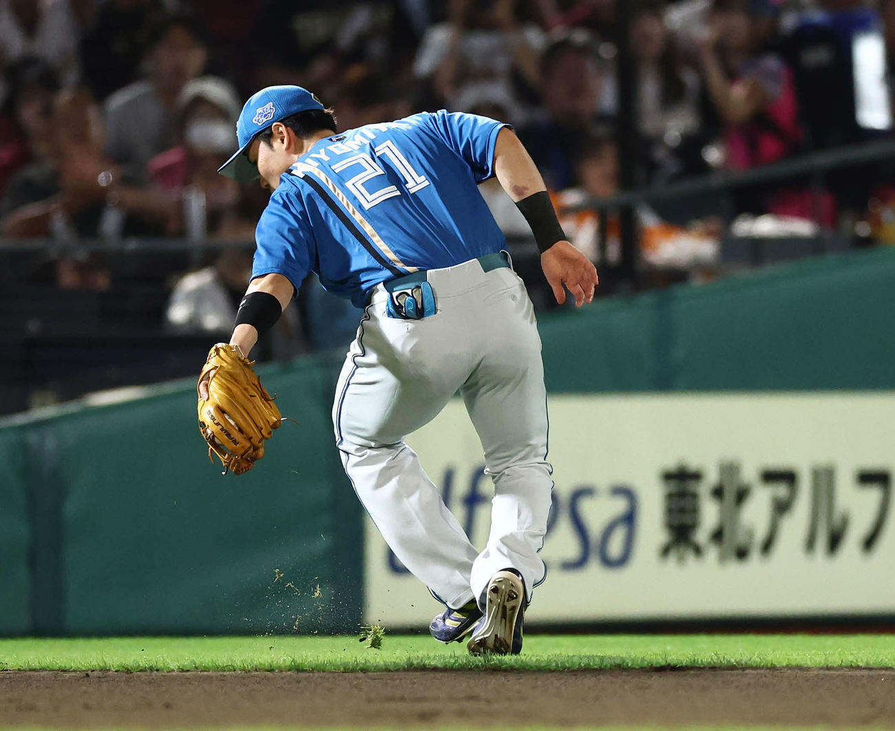 楽天対日本ハム　2回裏楽天1死一塁、村林の打球をファンブルする清宮（撮影・河田真司）