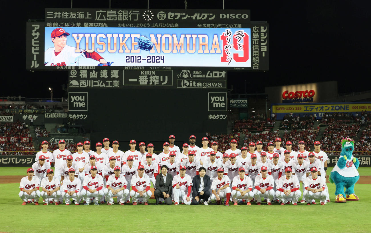 広島対ヤクルト　引退セレモニーで野村と集合写真におさまる監督、コーチ、チームメートら（撮影・加藤孝規）