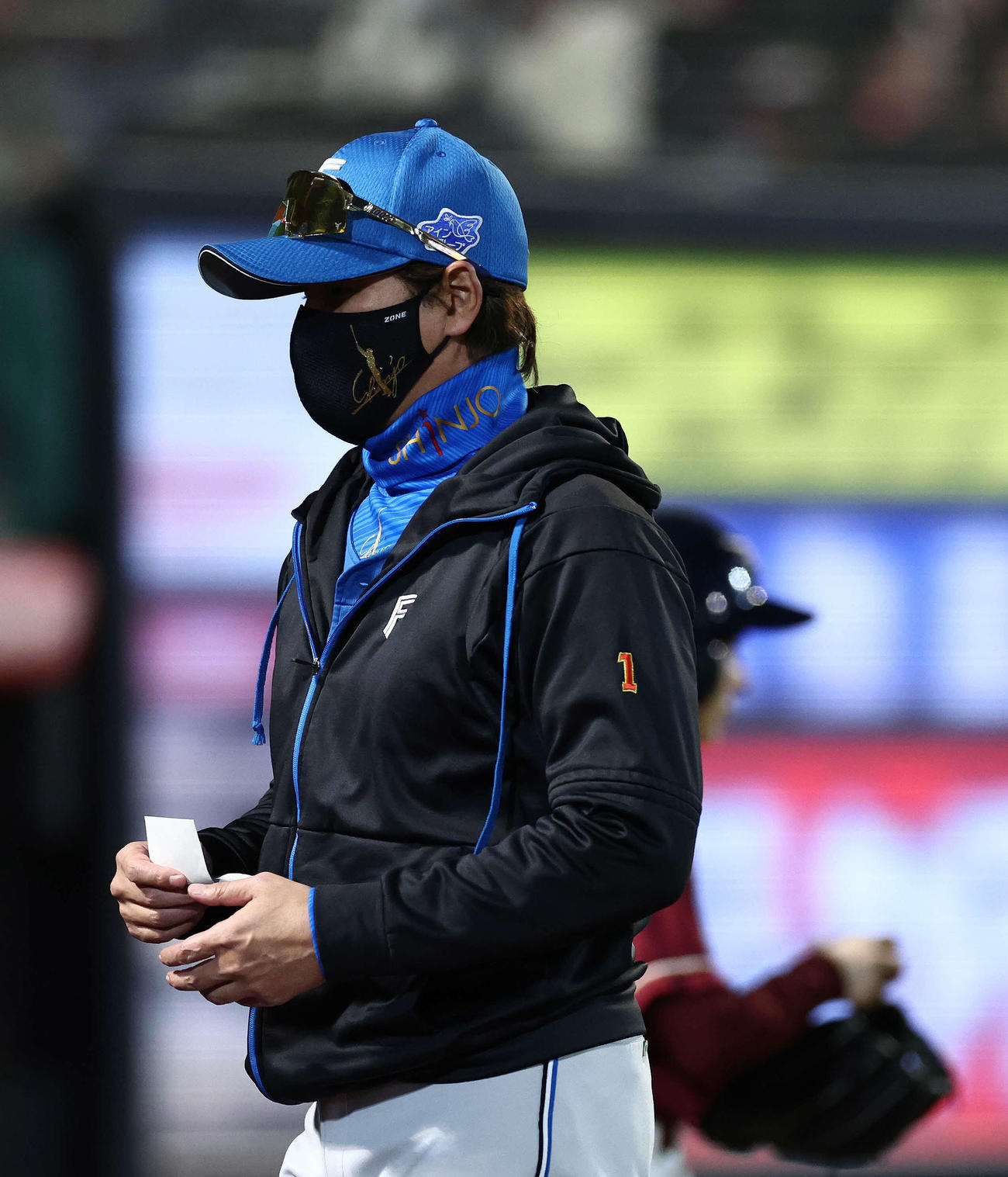 楽天対日本ハム　5回表を終え、選手交代を告げる新庄監督（撮影・河田真司）