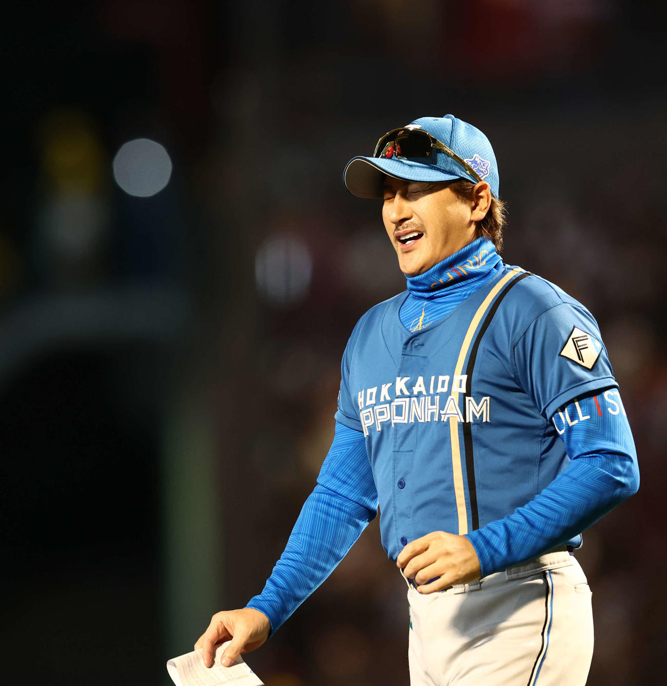 楽天対日本ハム　開始前、メンバー表交換に臨む日本ハム新庄監督（撮影・河田真司）