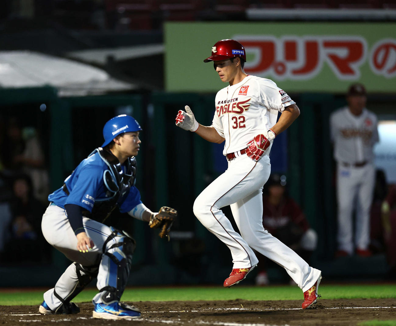 楽天対日本ハム　3回裏楽天1死三塁、辰己の中犠飛で生還する三走中島（撮影・河田真司）