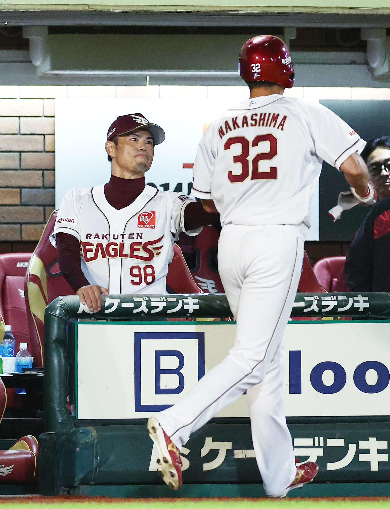 楽天対日本ハム　3回裏楽天1死三塁、辰己の中犠飛で生還する中島（右）を迎える今江監督（撮影・河田真司）