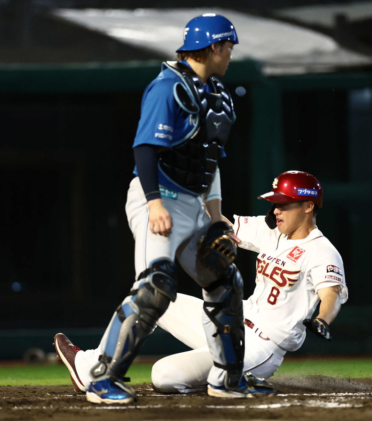 楽天対日本ハム　6回裏楽天1死二、三塁、渡辺佳の右犠飛で生還する辰己（撮影・河田真司）