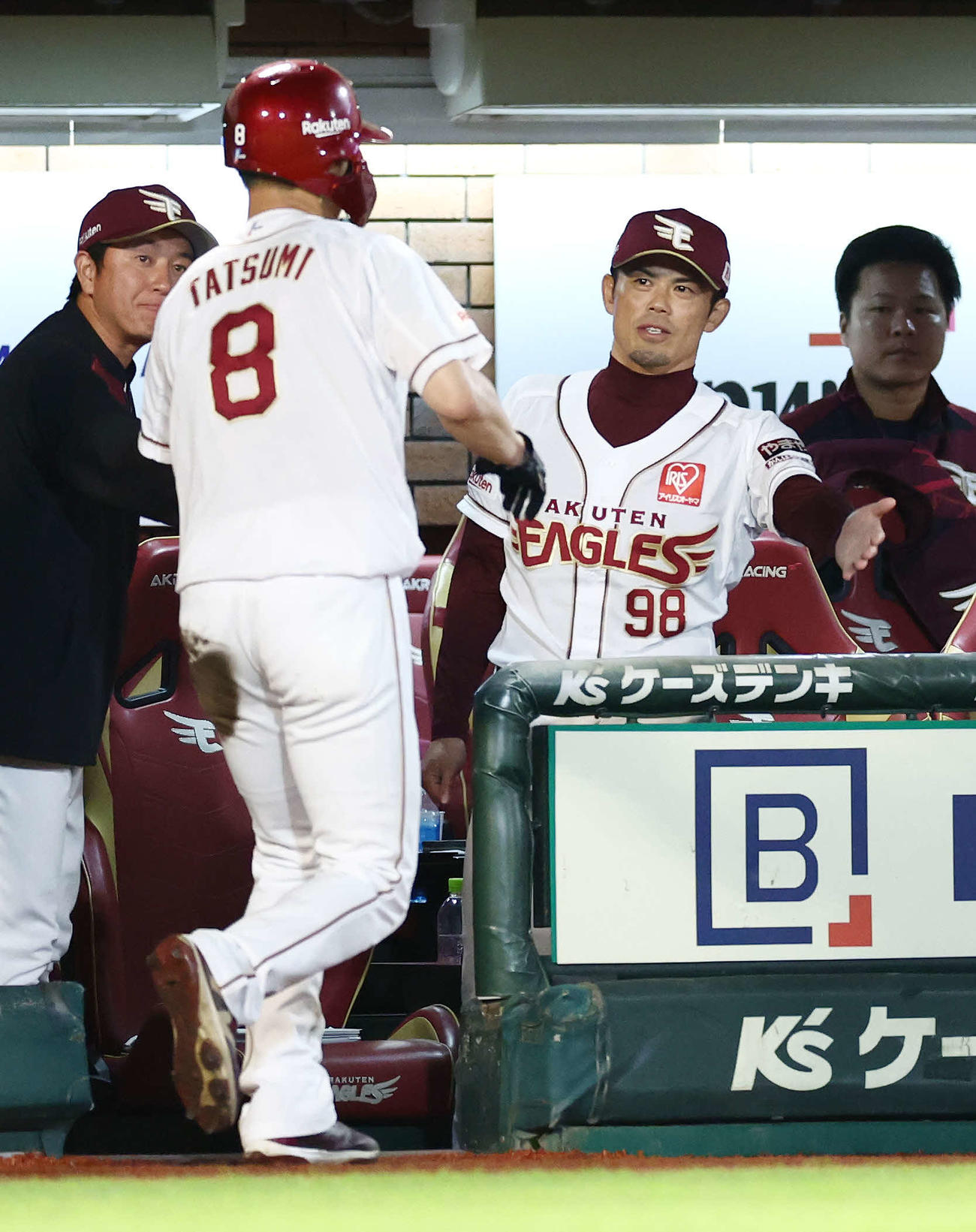 楽天対日本ハム　6回裏楽天1死二、三塁、渡辺佳の右犠飛で生還する辰己（左）を迎える今江監督（撮影・河田真司）