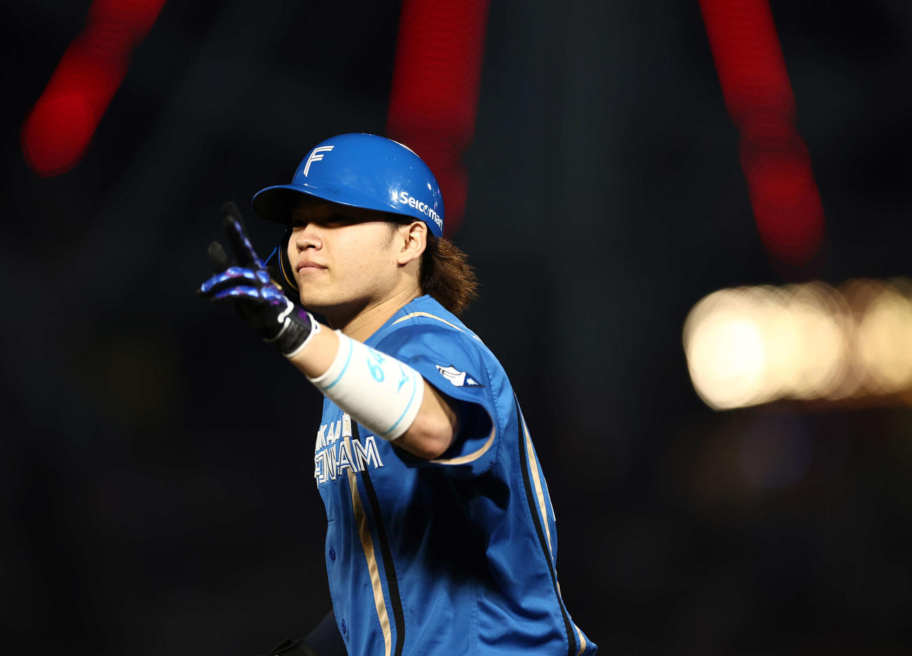 楽天対日本ハム　1回表日本ハム無死一塁、バントで出塁する田宮（撮影・河田真司）