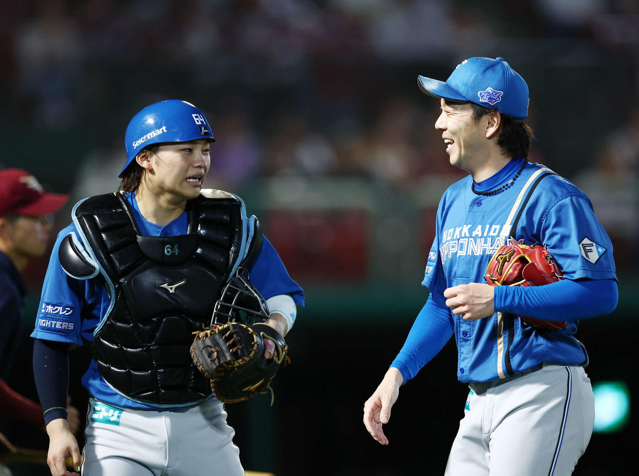 楽天対日本ハム　3回裏を抑え言葉を交わす田宮（左）と宮西（撮影・河田真司）