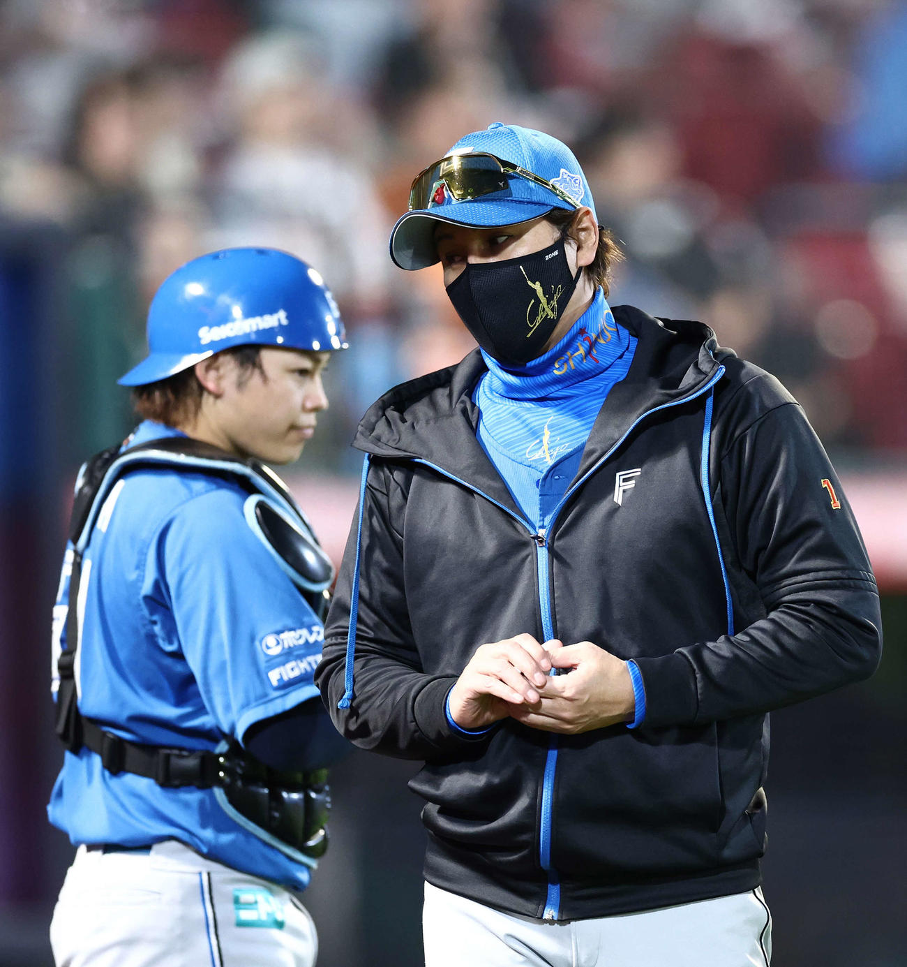 楽天対日本ハム　6回表を終え、選手交代を告げる新庄監督（撮影・河田真司）