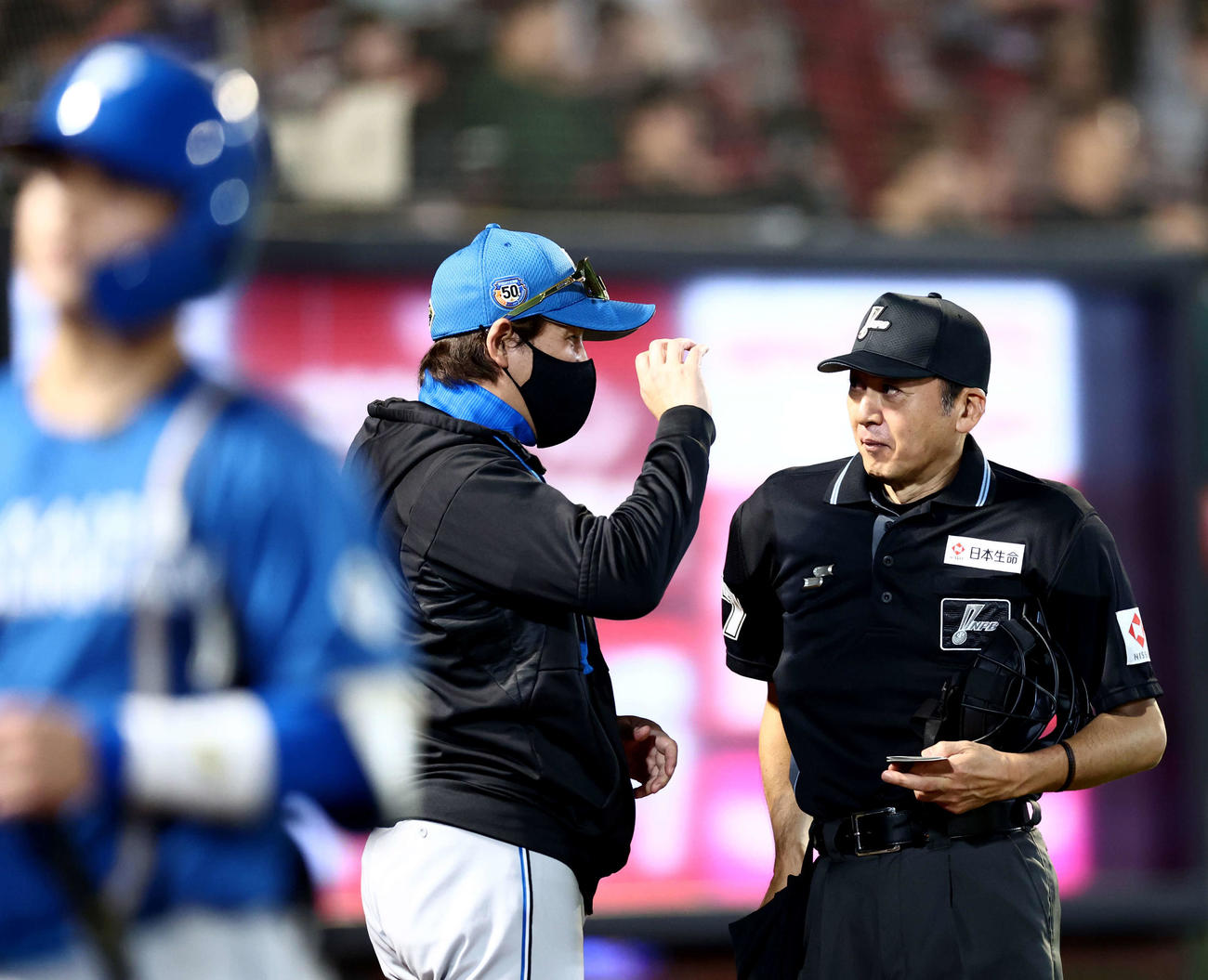 楽天対日本ハム　9回表を終え、審判と言葉を交わす新庄監督（撮影・河田真司）