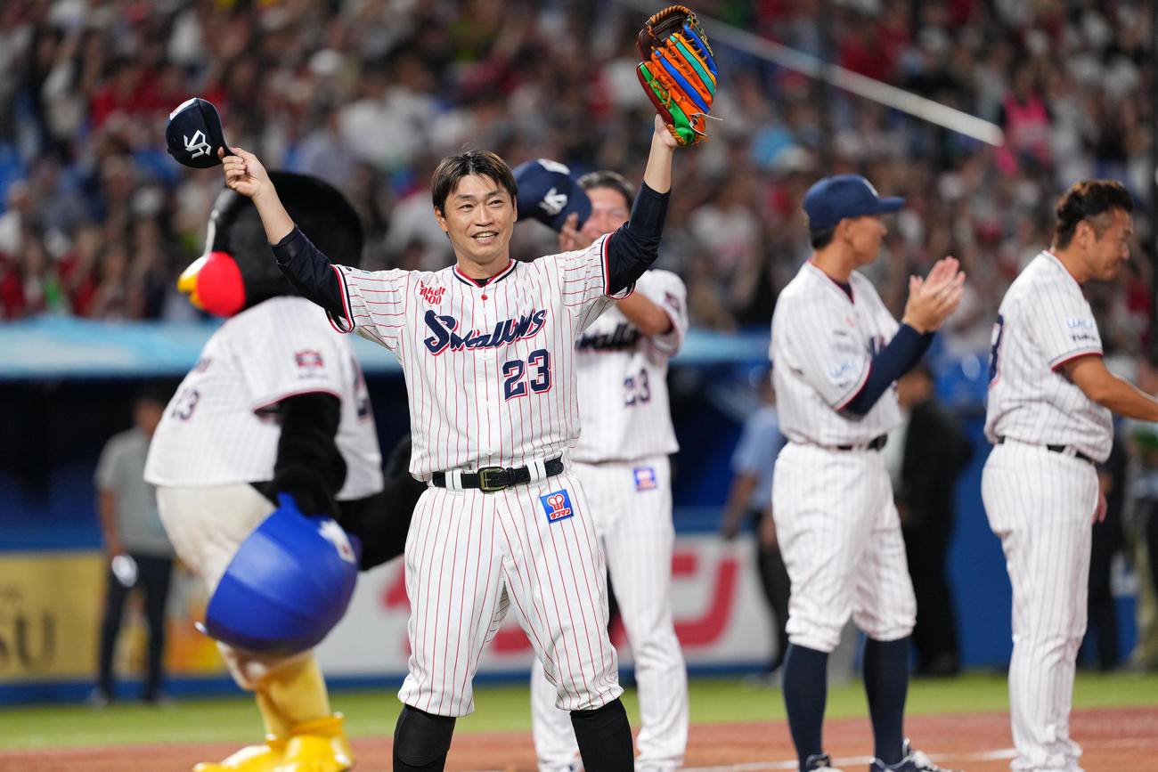 ヤクルト対広島　試合を終え声援に応えるヤクルト青木（撮影・横山健太）