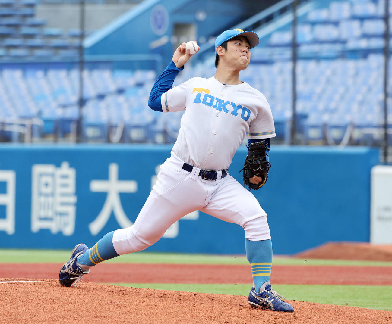 慶大対東大　力投する東大先発の鈴木太（撮影・鈴木正人）