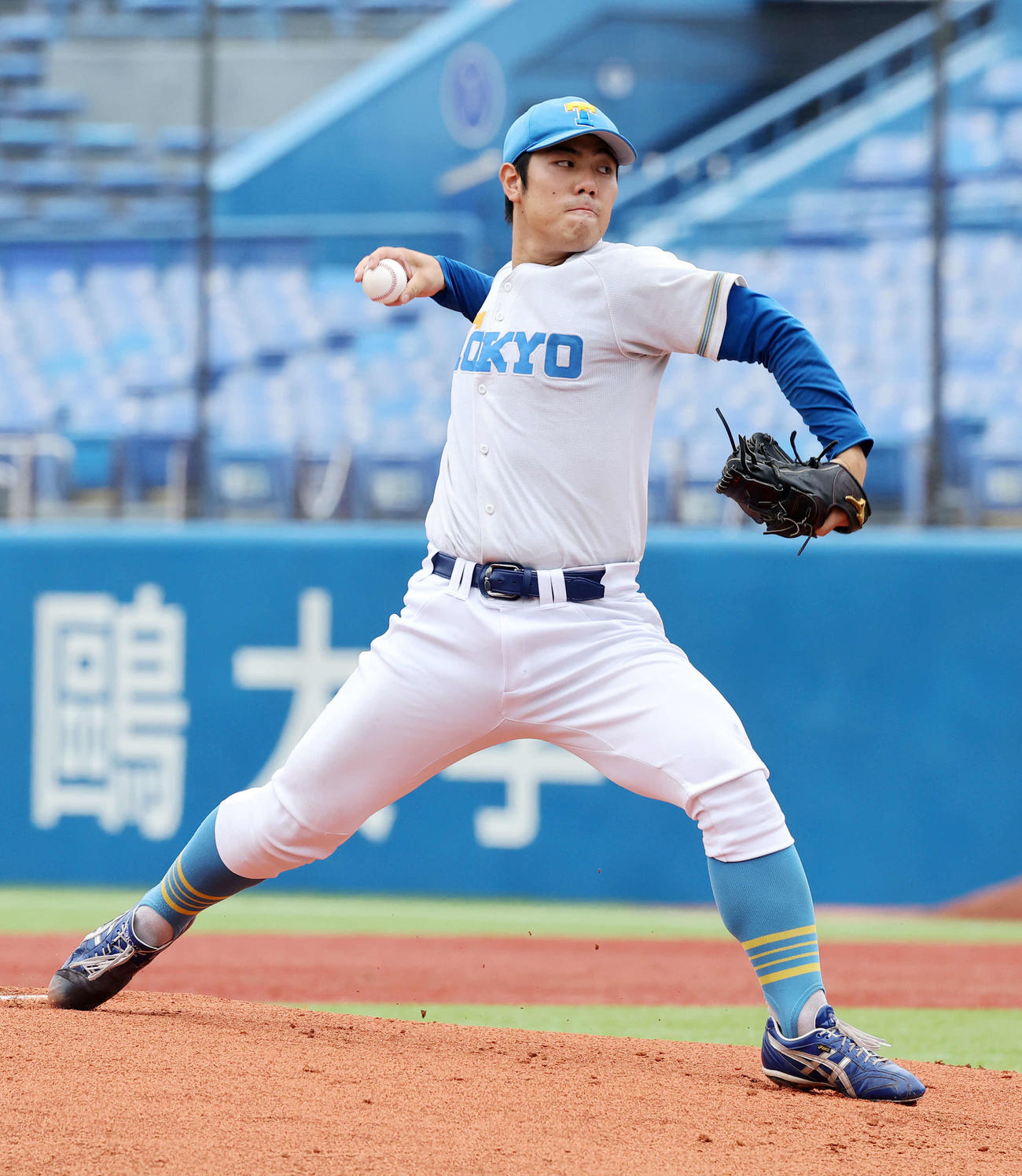 慶大対東大　力投する東大先発の鈴木太（撮影・鈴木正人）