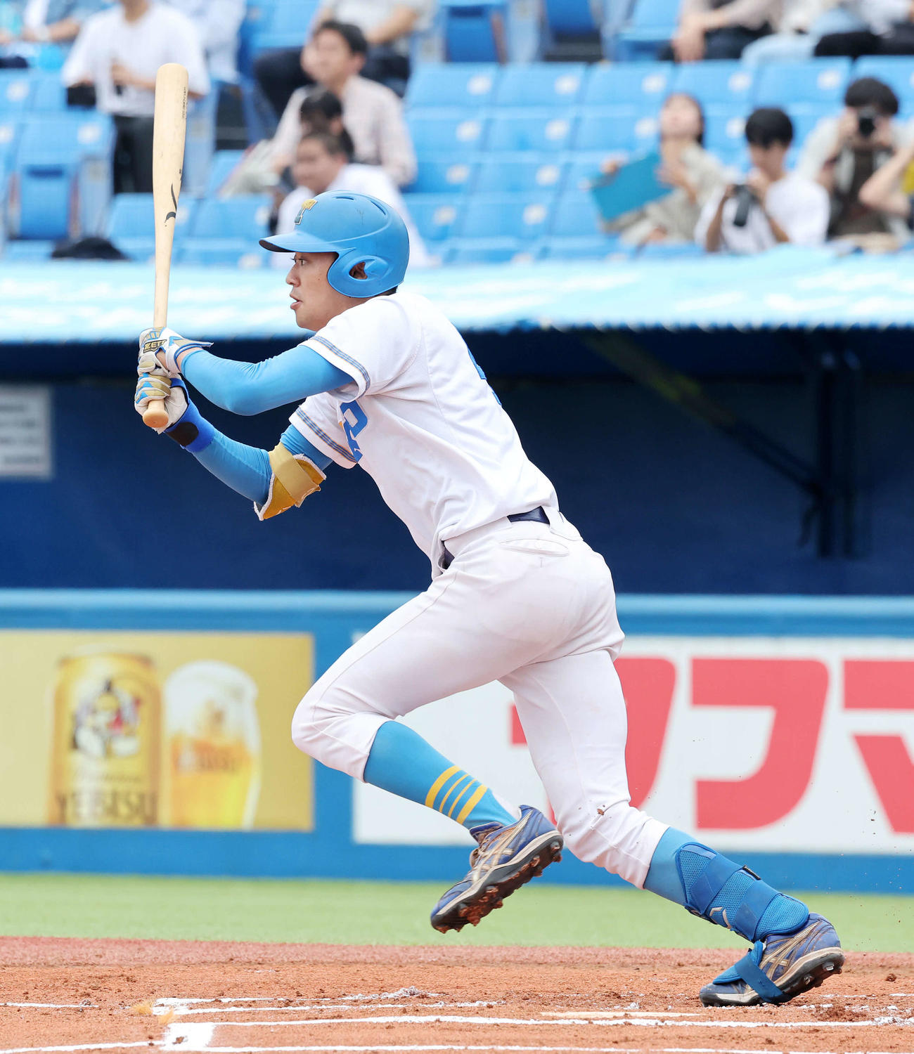 慶大対東大　1回裏東大2死、中山は中前打を放つ（撮影・鈴木正人）