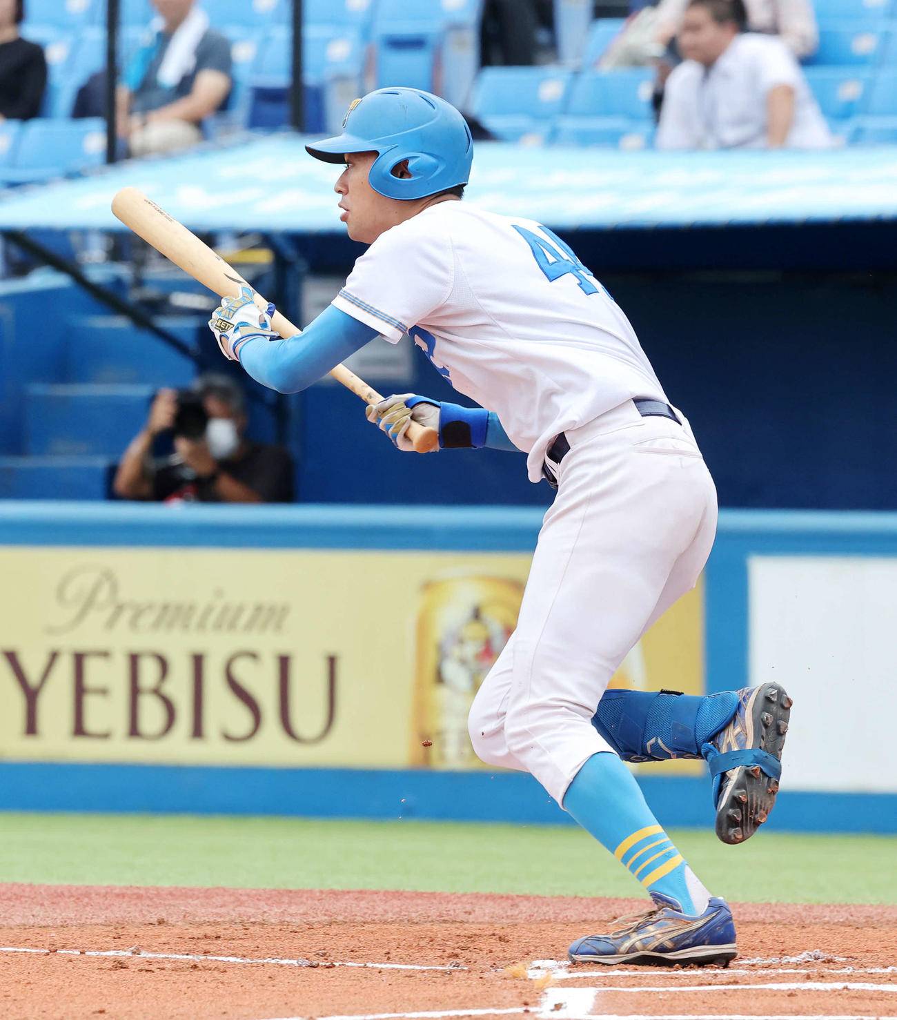 慶大対東大　1回裏東大2死、中山は中前打を放つ（撮影・鈴木正人）
