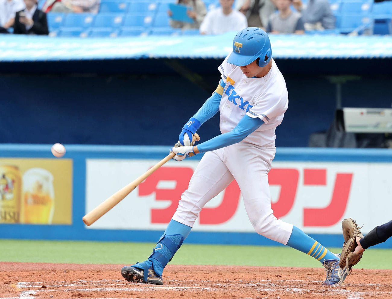 慶大対東大　4回裏東大無死一塁、中山は右前打を放つ（撮影・鈴木正人）