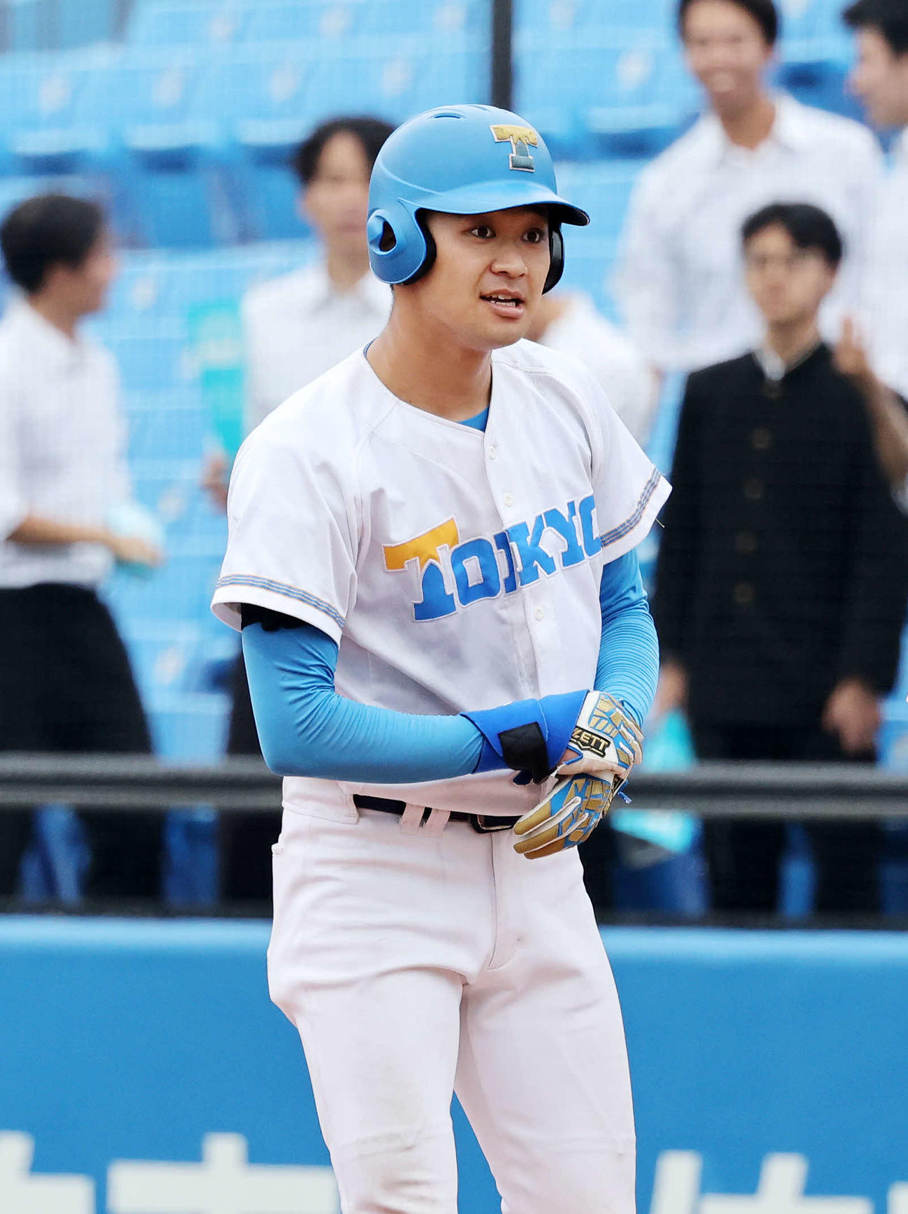 慶大対東大　4回裏東大無死一塁、中山は右前打を放つ（撮影・鈴木正人）
