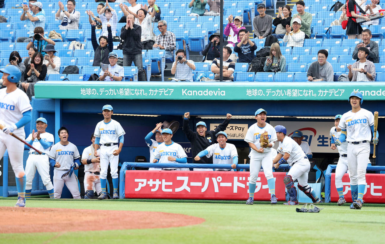 慶大対東大　5回裏、得点が入り喜ぶ東大の選手たち（撮影・鈴木正人）