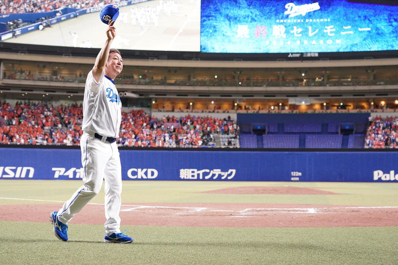 中日対DeNA　最終戦セレモニー後、場内1周で観客に手を振る立浪監督（左）（撮影・森本幸一）