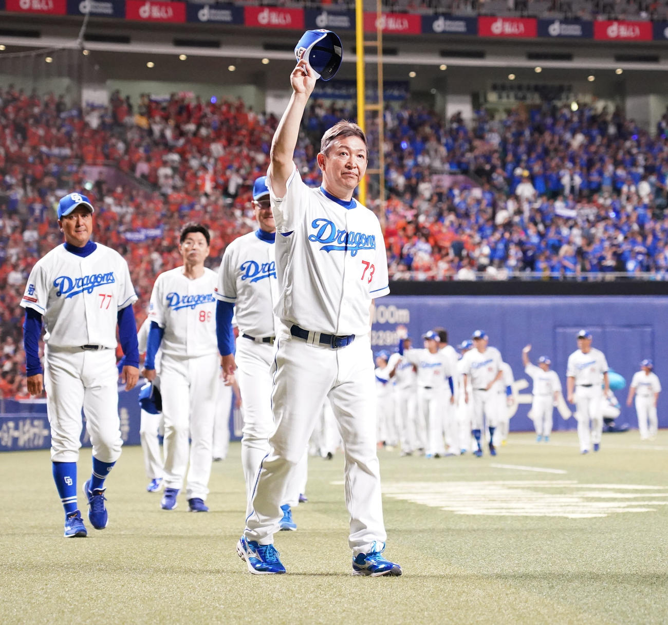 中日対DeNA　最終戦セレモニー後、場内1周で観客に手を振る立浪監督（中央）（撮影・森本幸一）