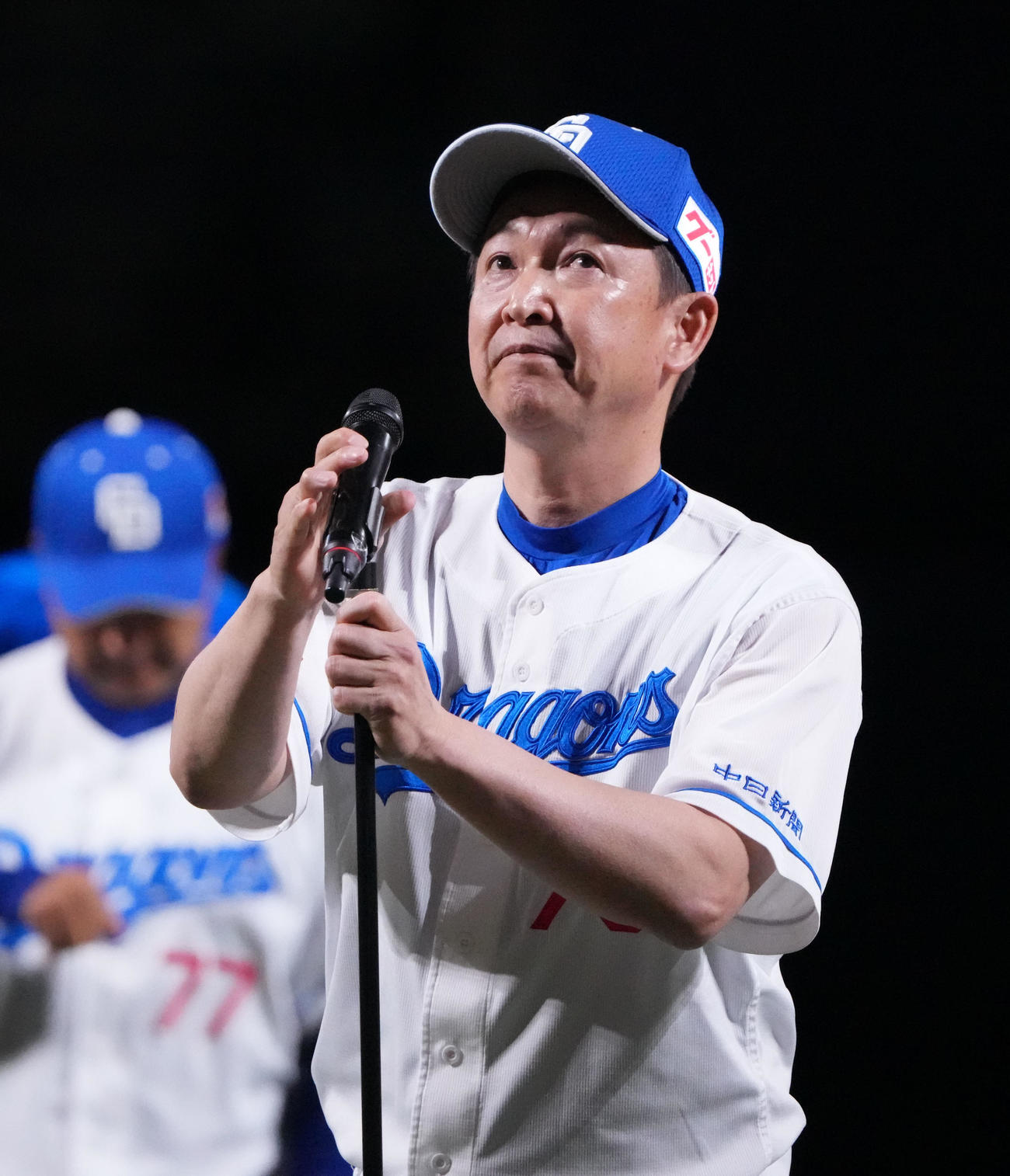 中日対DeNA　試合後の最終戦セレモニーであいさつをする立浪監督（撮影・森本幸一）