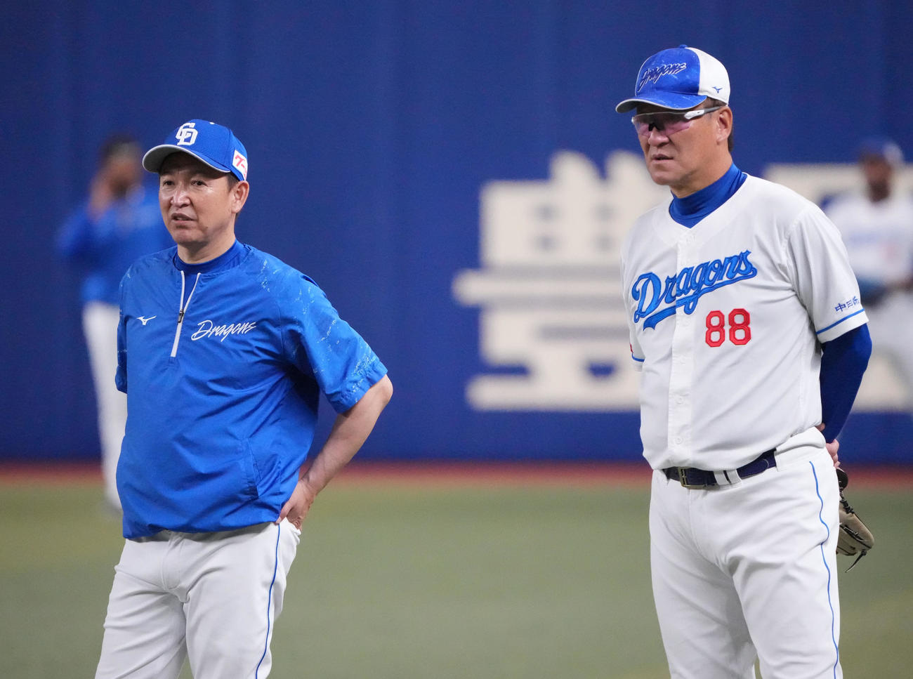 中日対DeNA　試合前、言葉を交わす（左から）立浪監督と片岡ヘッドコーチ（撮影・森本幸一）