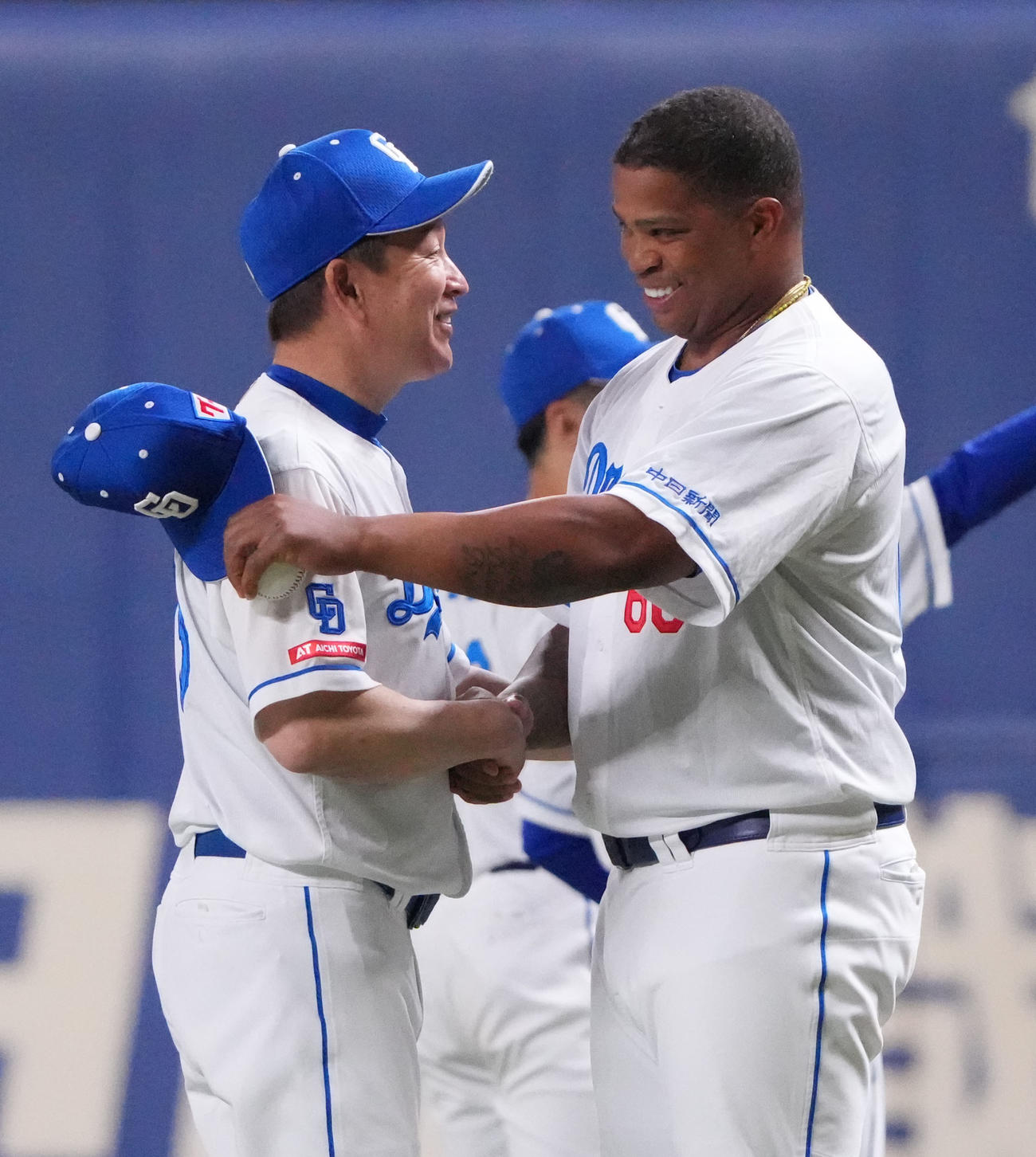 中日対DeNA　最終戦セレモニーで立浪監督（左）と言葉を交わすビシエド（撮影・森本幸一）