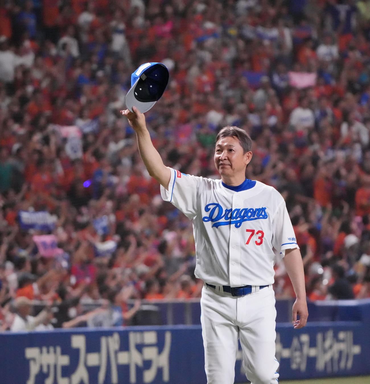 中日対DeNA　最終戦セレモニー後、場内1周で観客に手を振る立浪監督（左）（撮影・森本幸一）
