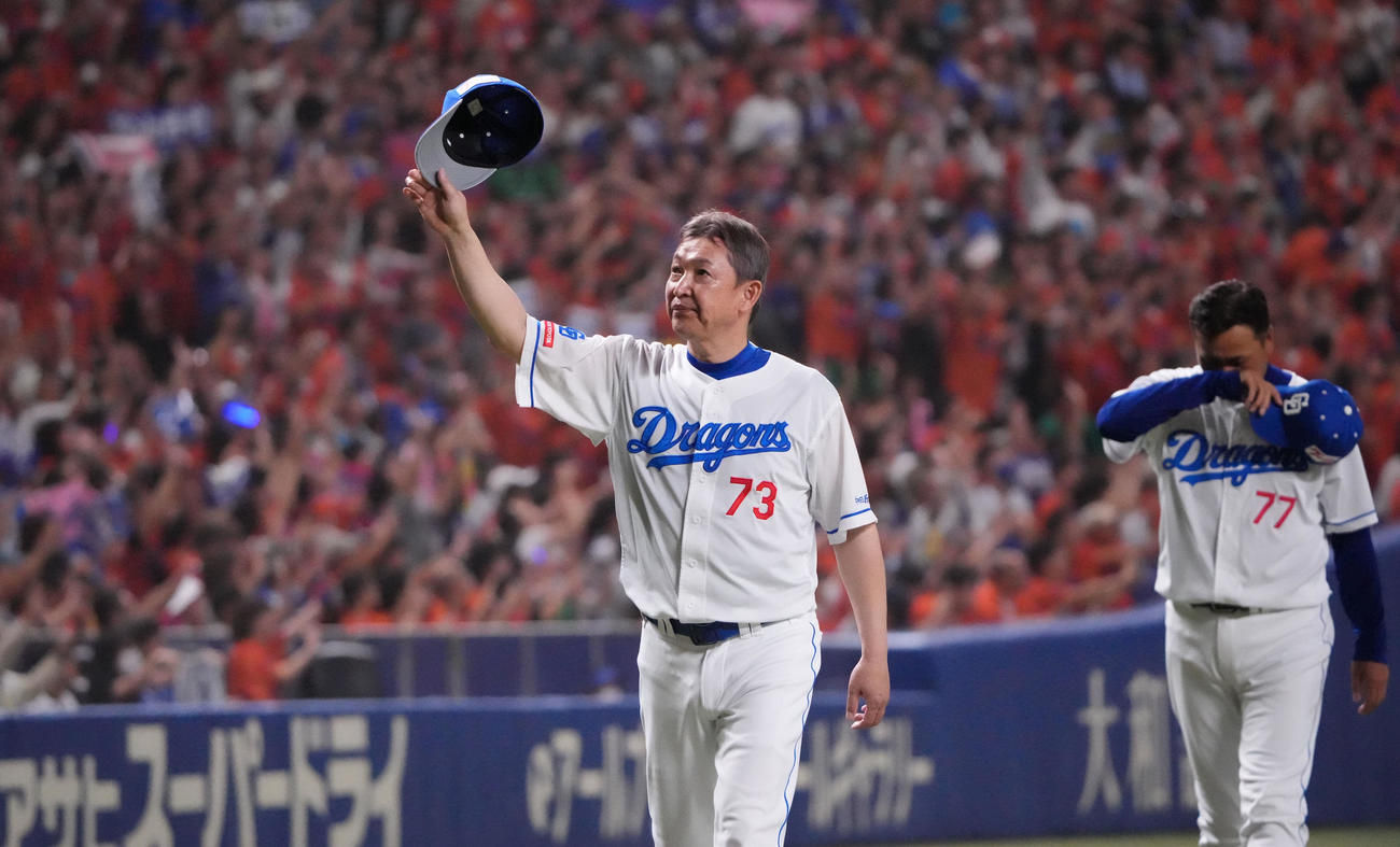 中日対DeNA　最終戦セレモニー後、場内一周で観客に手を振る立浪監督（左）（撮影・森本幸一）