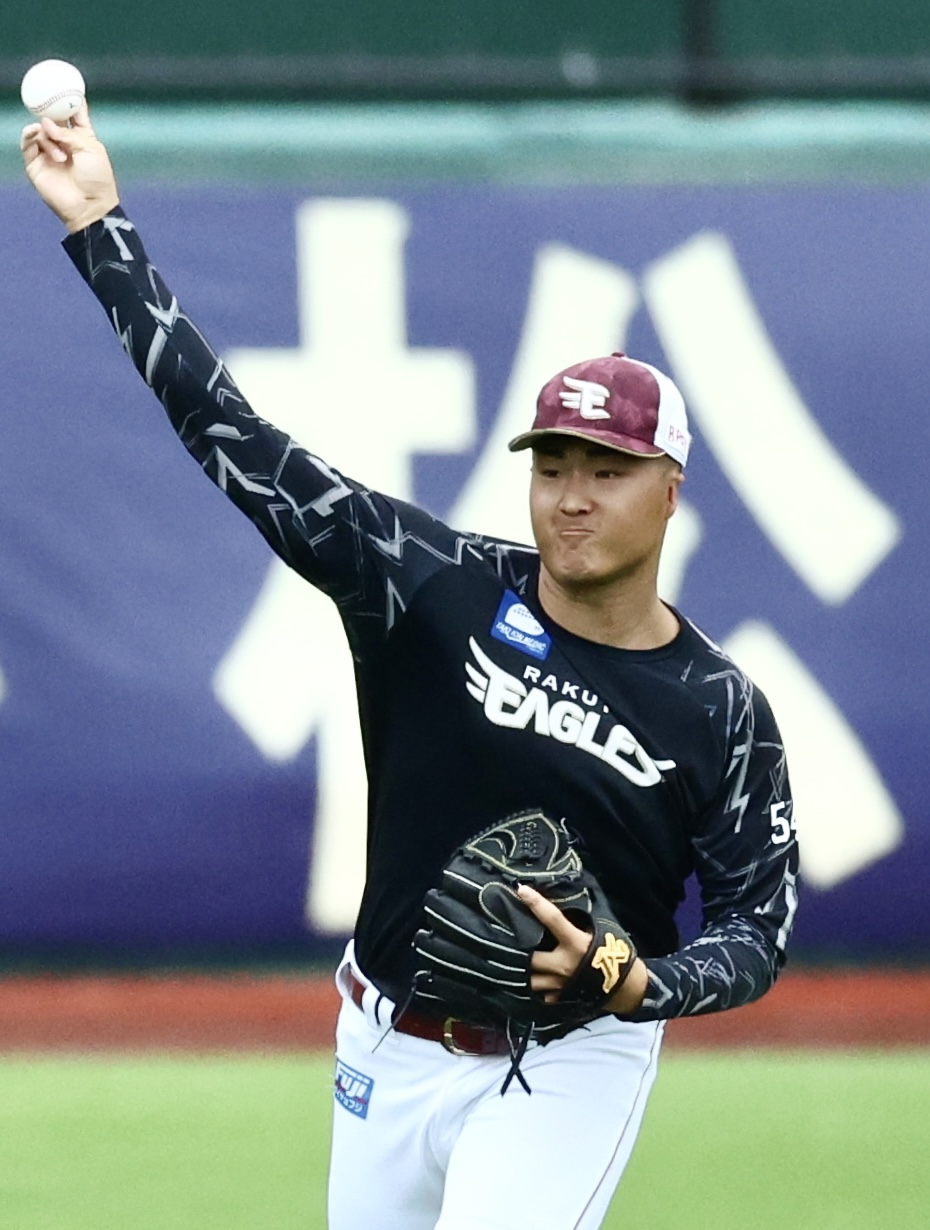 楽天対オリックス　試合前、キャッチボールする楽天日当（撮影・河田真司）