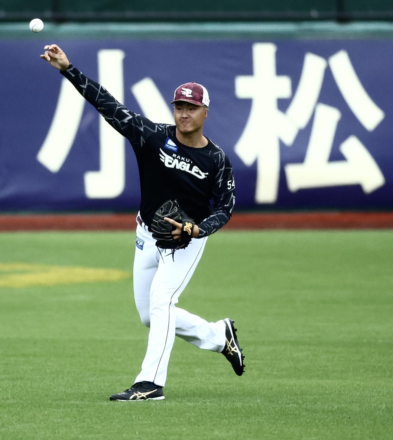 楽天対オリックス　試合前、キャッチボールする楽天日当（撮影・河田真司）