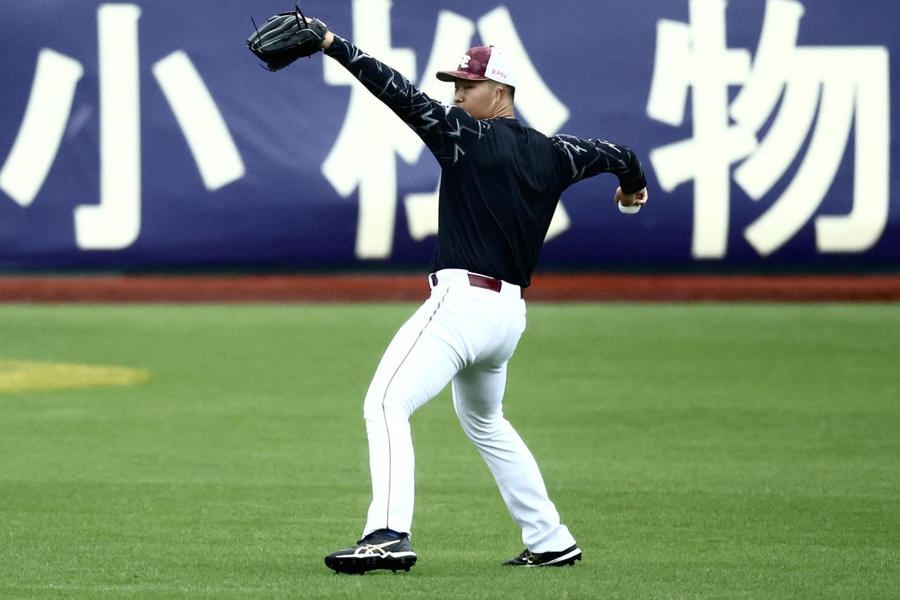 楽天対オリックス　試合前、キャッチボールする楽天日当（撮影・河田真司）