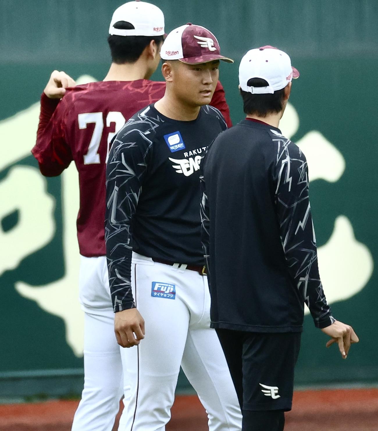 楽天対オリックス　試合前、岸（右）と言葉を交わす楽天日当（撮影・河田真司）