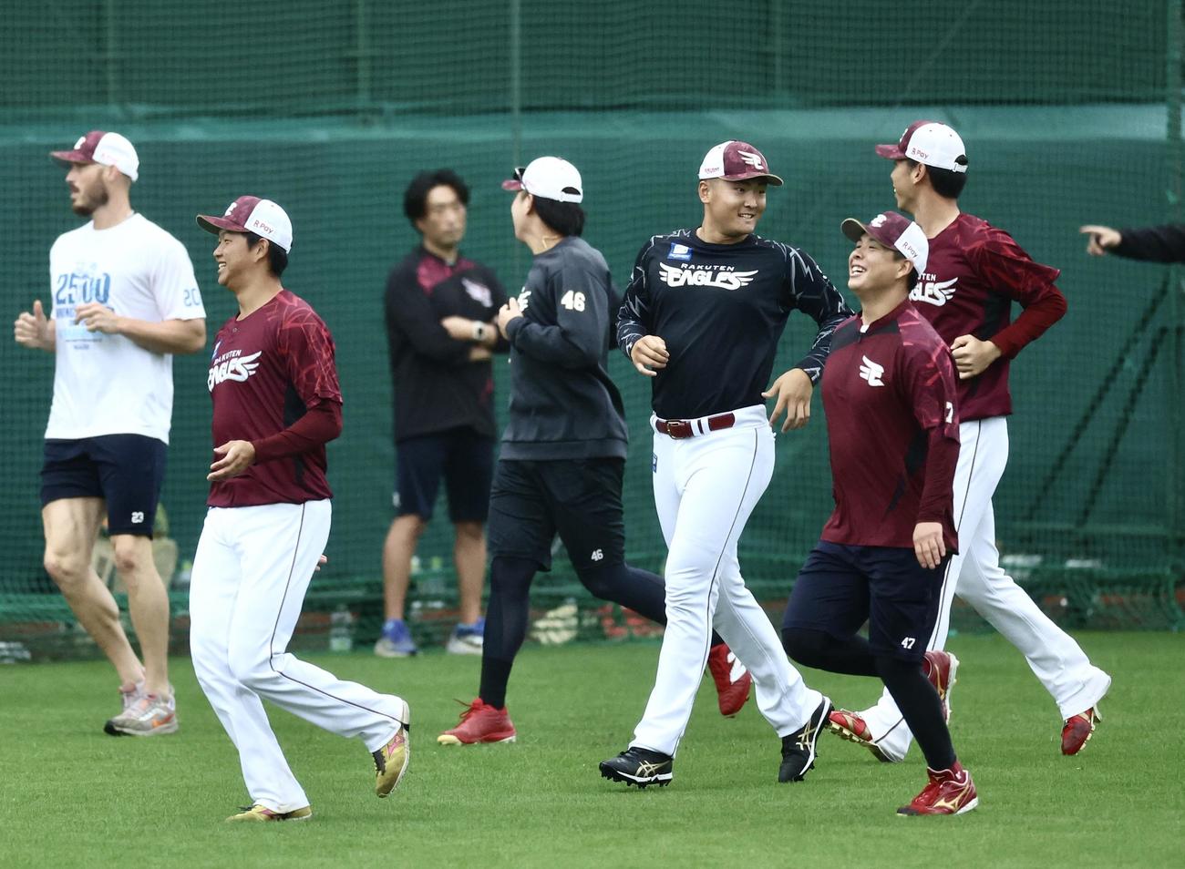 楽天対オリックス　試合前、練習に臨む楽天日当（右から3人目）（撮影・河田真司）