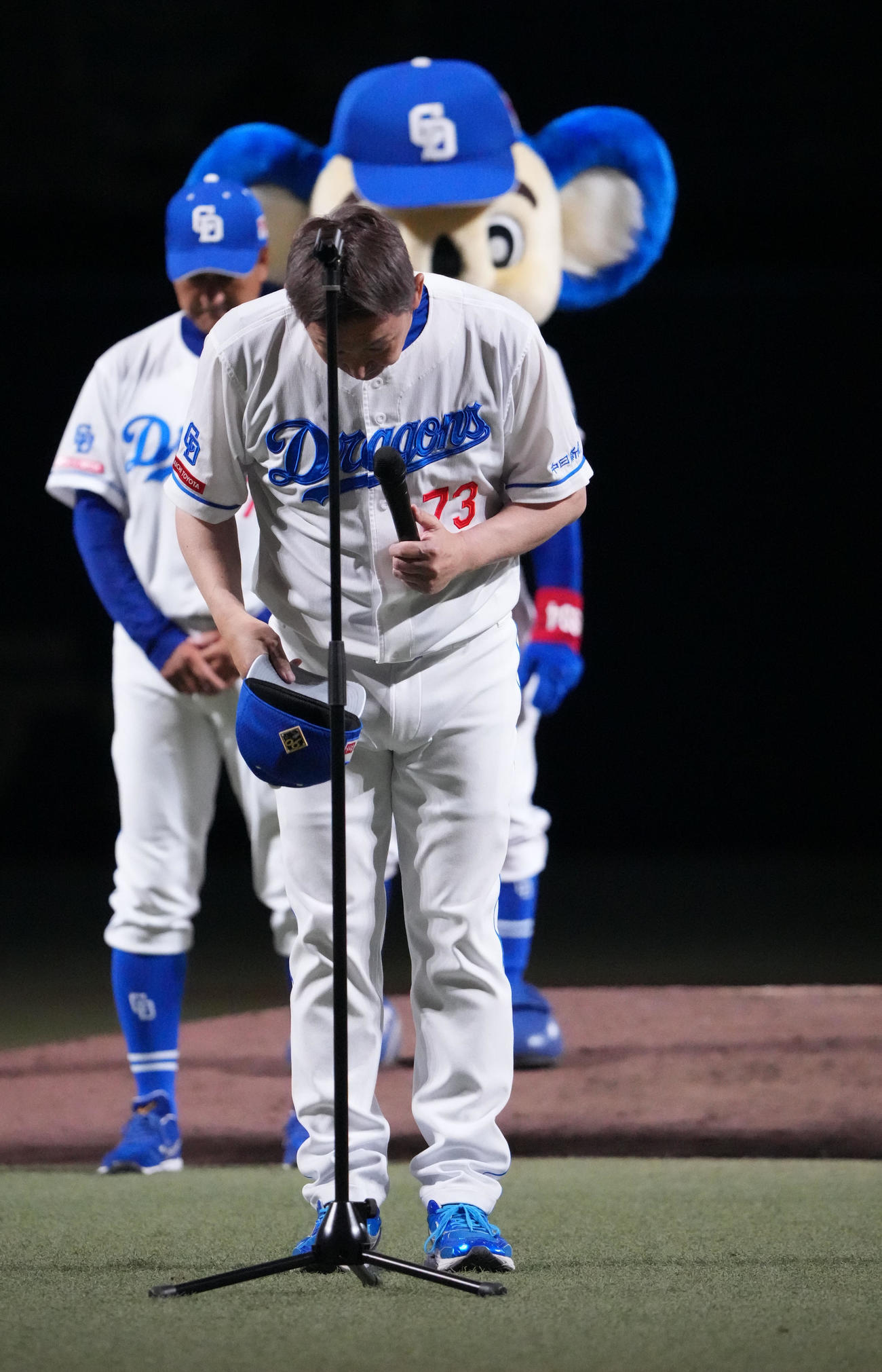 中日対DeNA　試合後の最終戦セレモニーで謝罪する立浪監督（撮影・森本幸一）