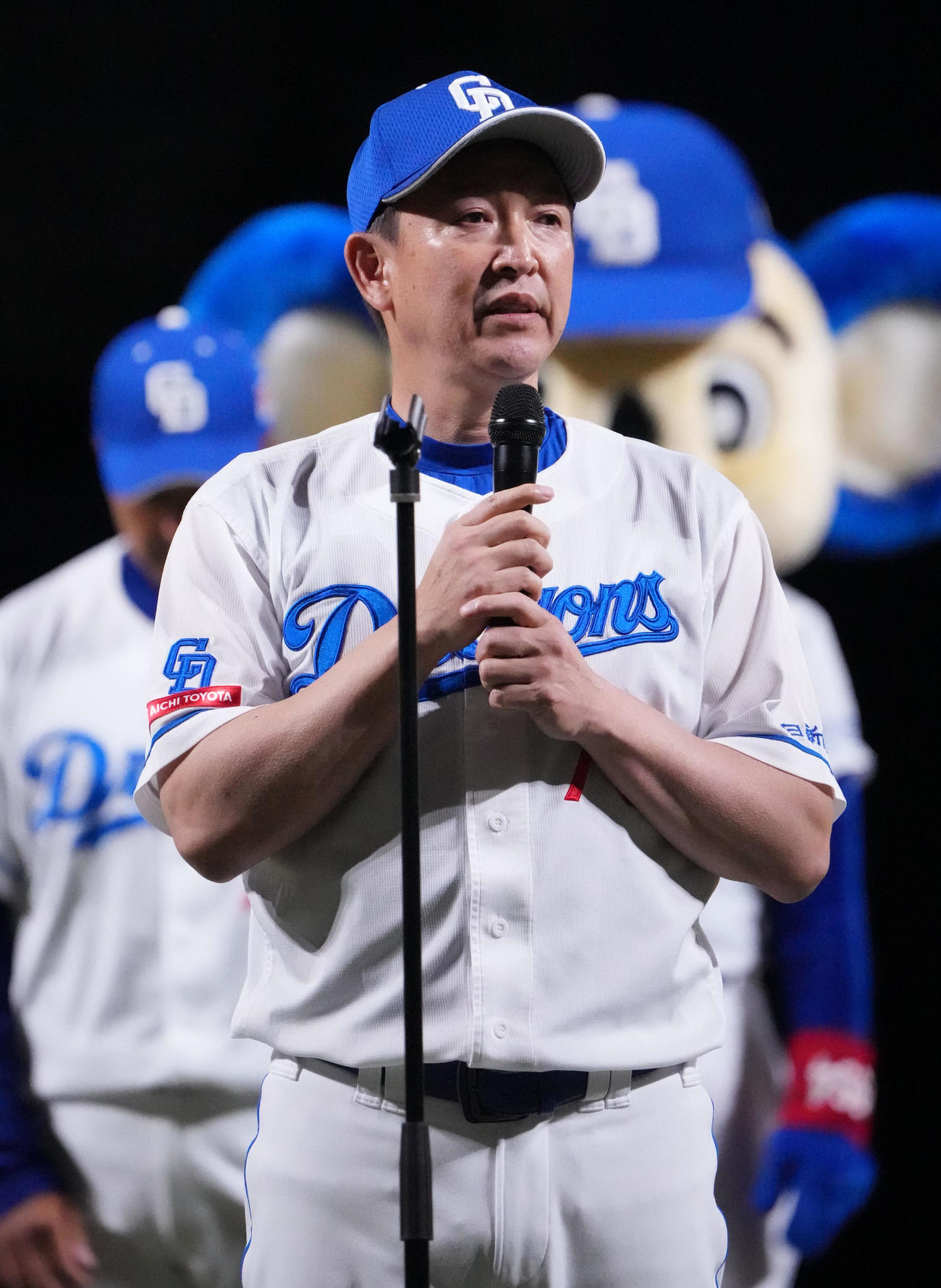 中日対DeNA　試合後の最終戦セレモニーであいさつをする立浪監督（撮影・森本幸一）