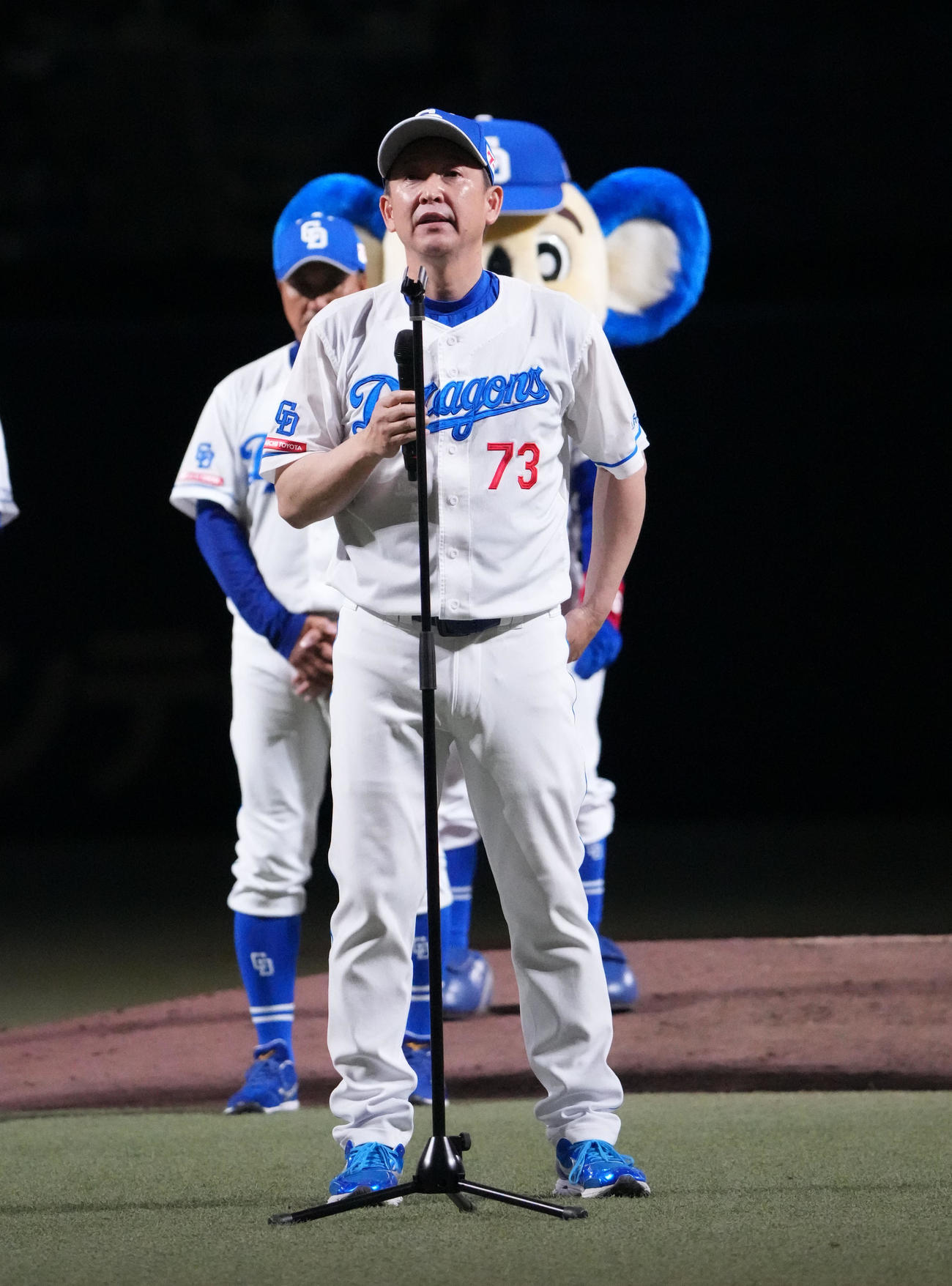 中日対DeNA　試合後の最終戦セレモニーであいさつをする立浪監督（撮影・森本幸一）