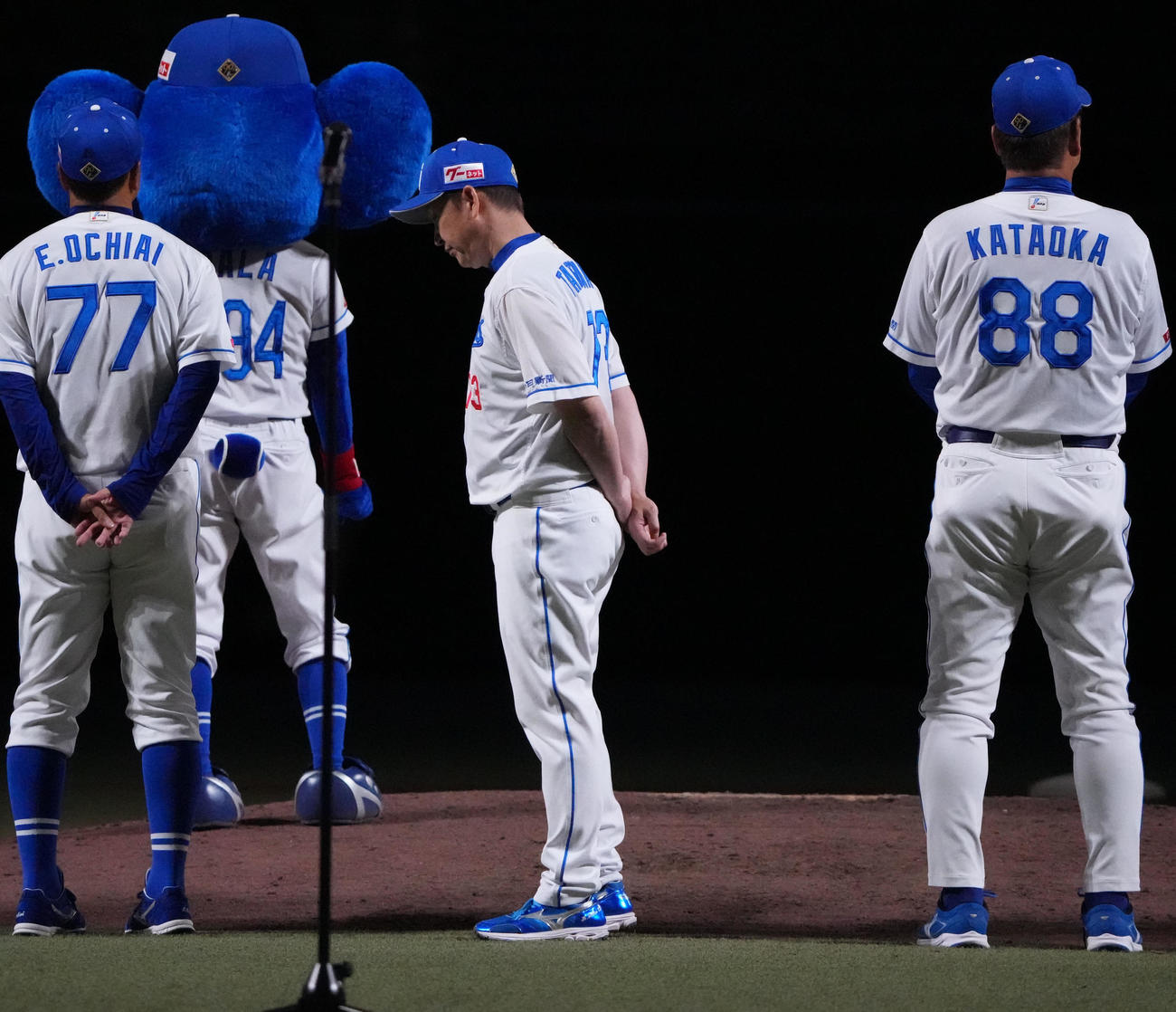 中日対DeNA　試合後の最終戦セレモニーでうつむく立浪監督（中央）（撮影・森本幸一）