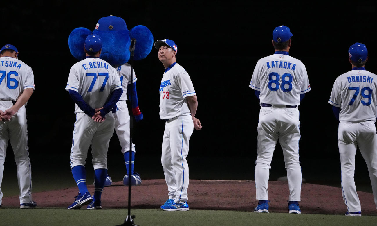 中日対DeNA　試合後の最終戦セレモニーでモニターを見つめる立浪監督（中央）（撮影・森本幸一）
