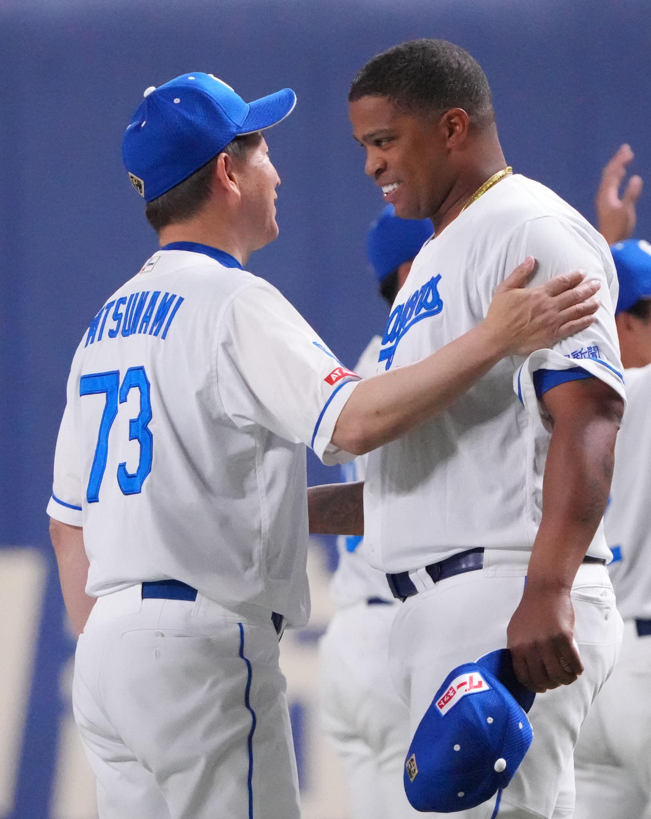 中日対DeNA　最終戦セレモニーで立浪監督と言葉を交わすビシエド（右）（撮影・森本幸一）