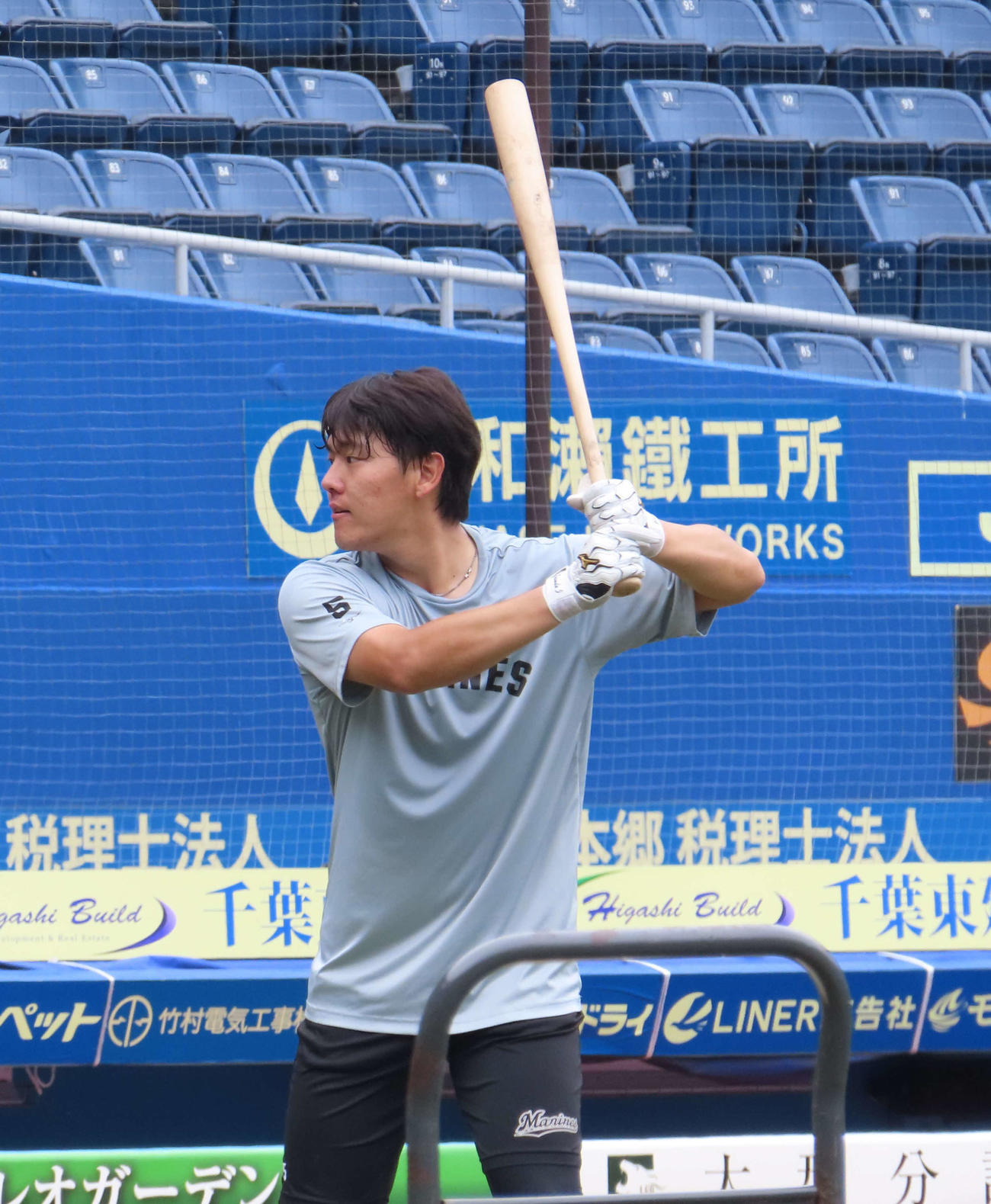 全体練習に参加し、打撃練習を行うロッテ安田（撮影・水谷京裕）