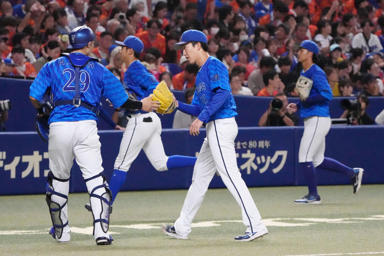 中日対DeNA 4回終了、伊藤光とタッチを交わしベンチへ戻る大貫（左から3人目）（撮影・森本幸一）