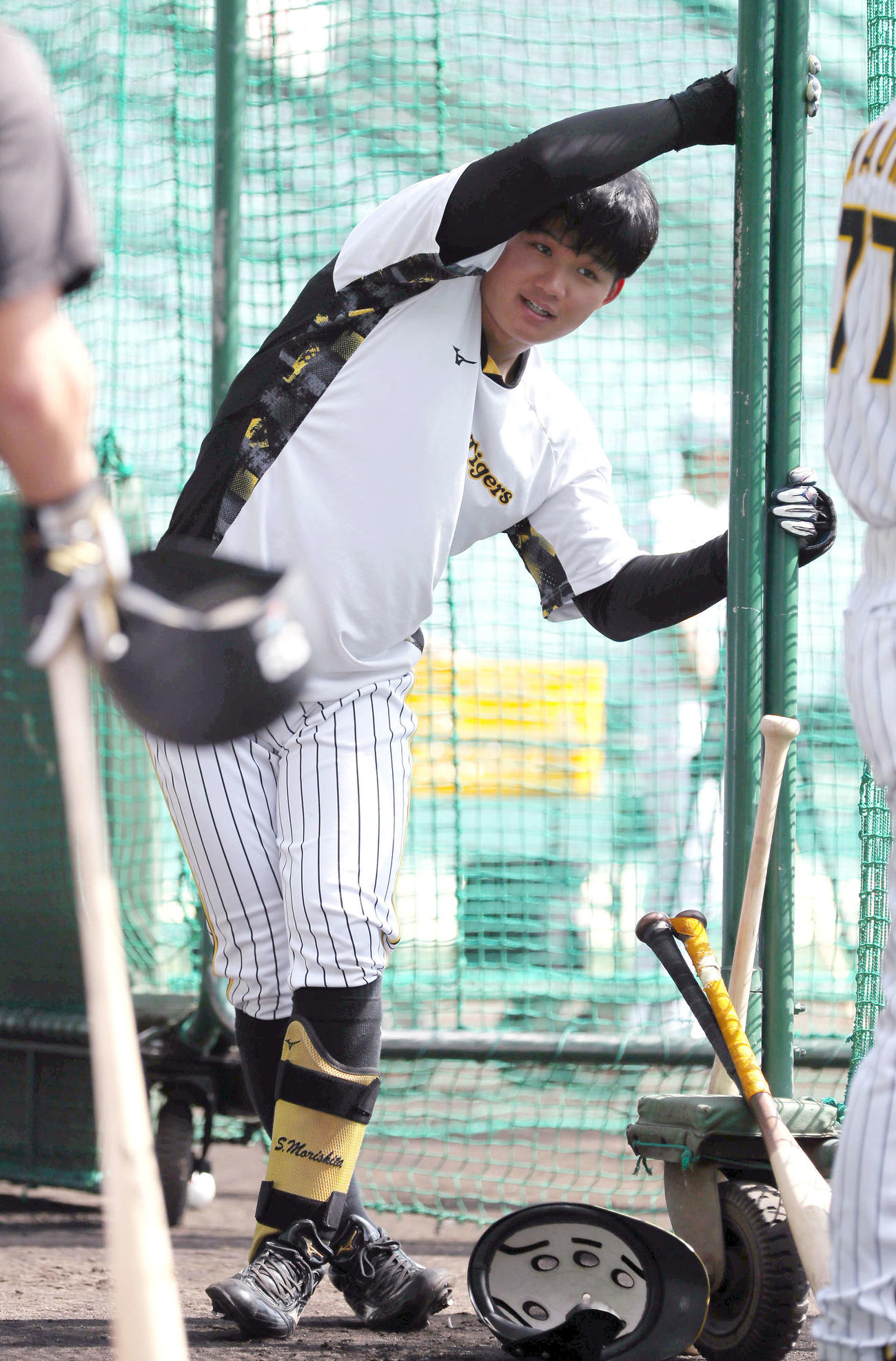 トス打撃を前に柔軟する阪神森下（撮影・上山淳一）