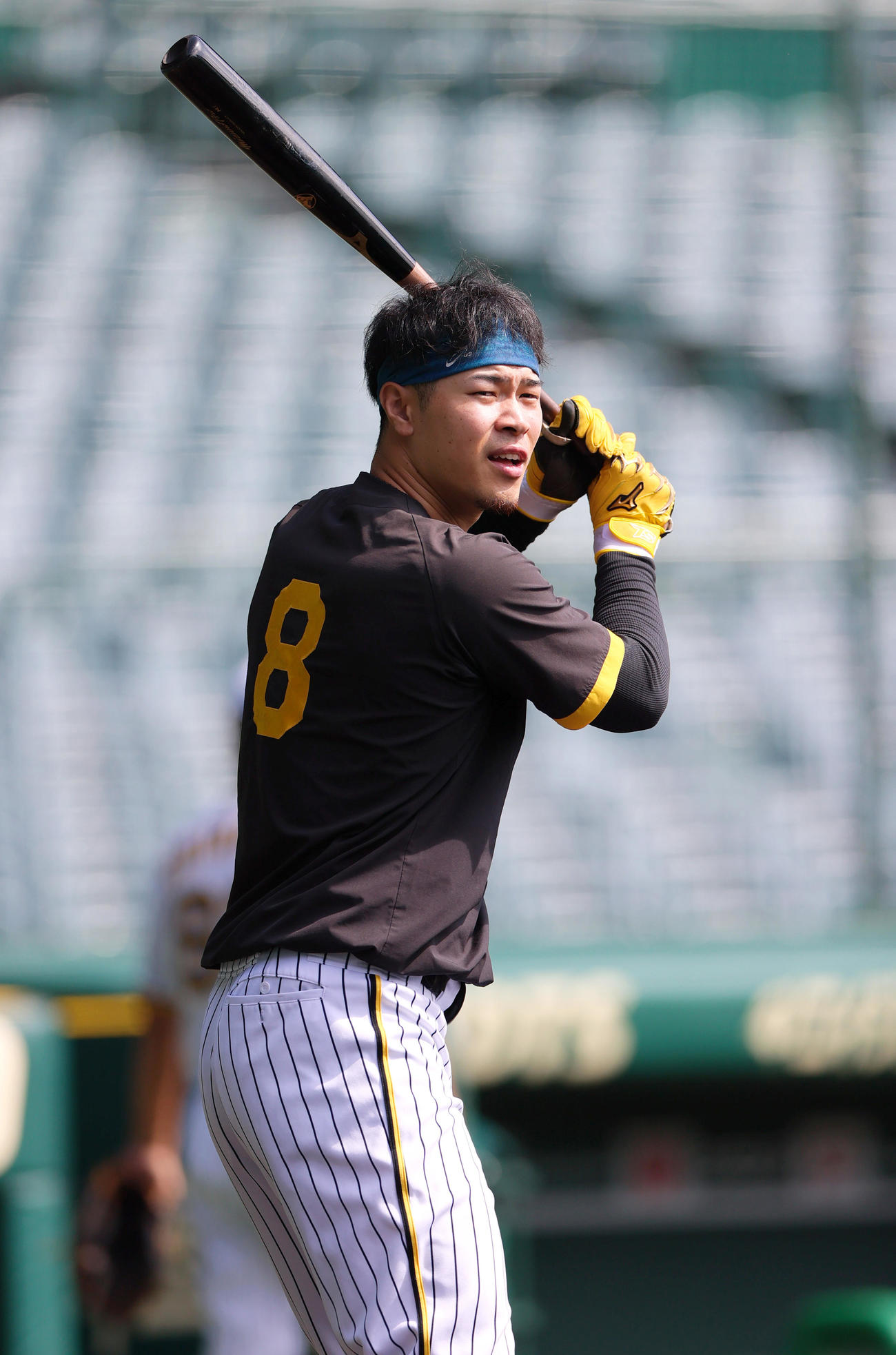 甲子園球場で練習に励む阪神佐藤輝（撮影・上山淳一）